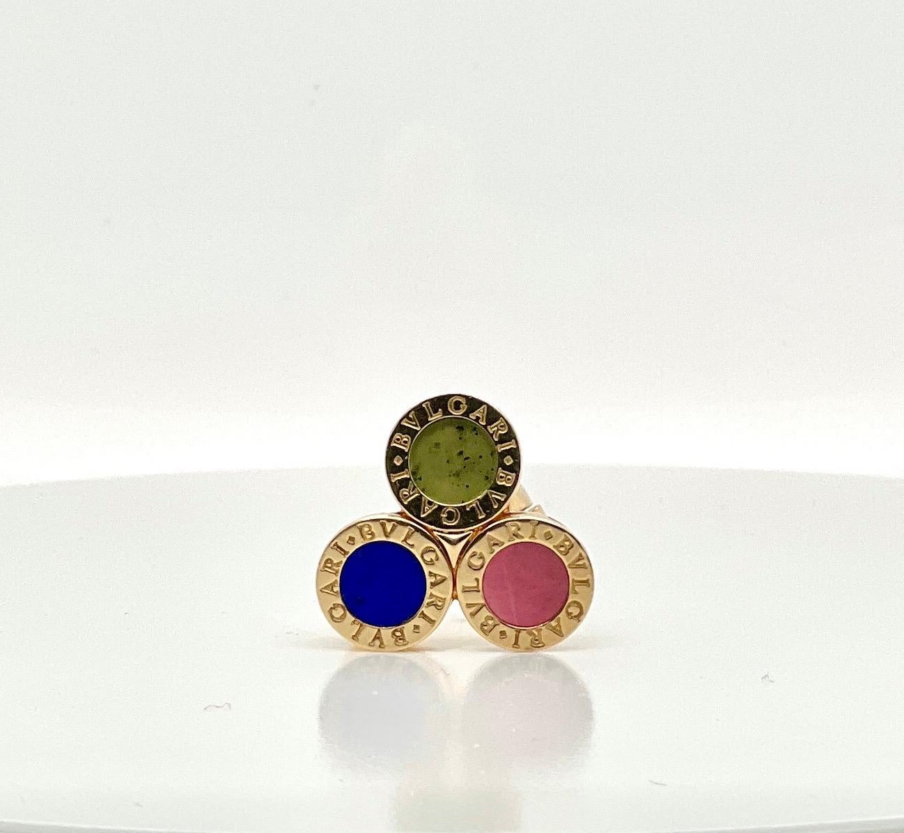 Audaz e icónico pendiente Bulgari de oro amarillo de 18 quilates de zafiro, coral y ágata. 

Este auténtico pendiente Bulgari de oro amarillo de 18 quilates, presenta un trío de motivos circulares de zafiro, coral y ágata. Una pieza rara y juguetona