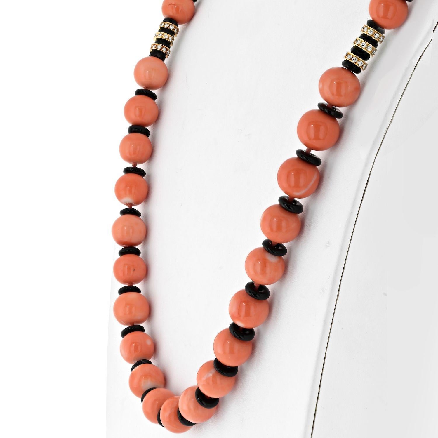 Bvlgari Halskette aus 18 Karat Gelbgold Koralle, Diamant, schwarze Emaille Perlen (Moderne) im Angebot