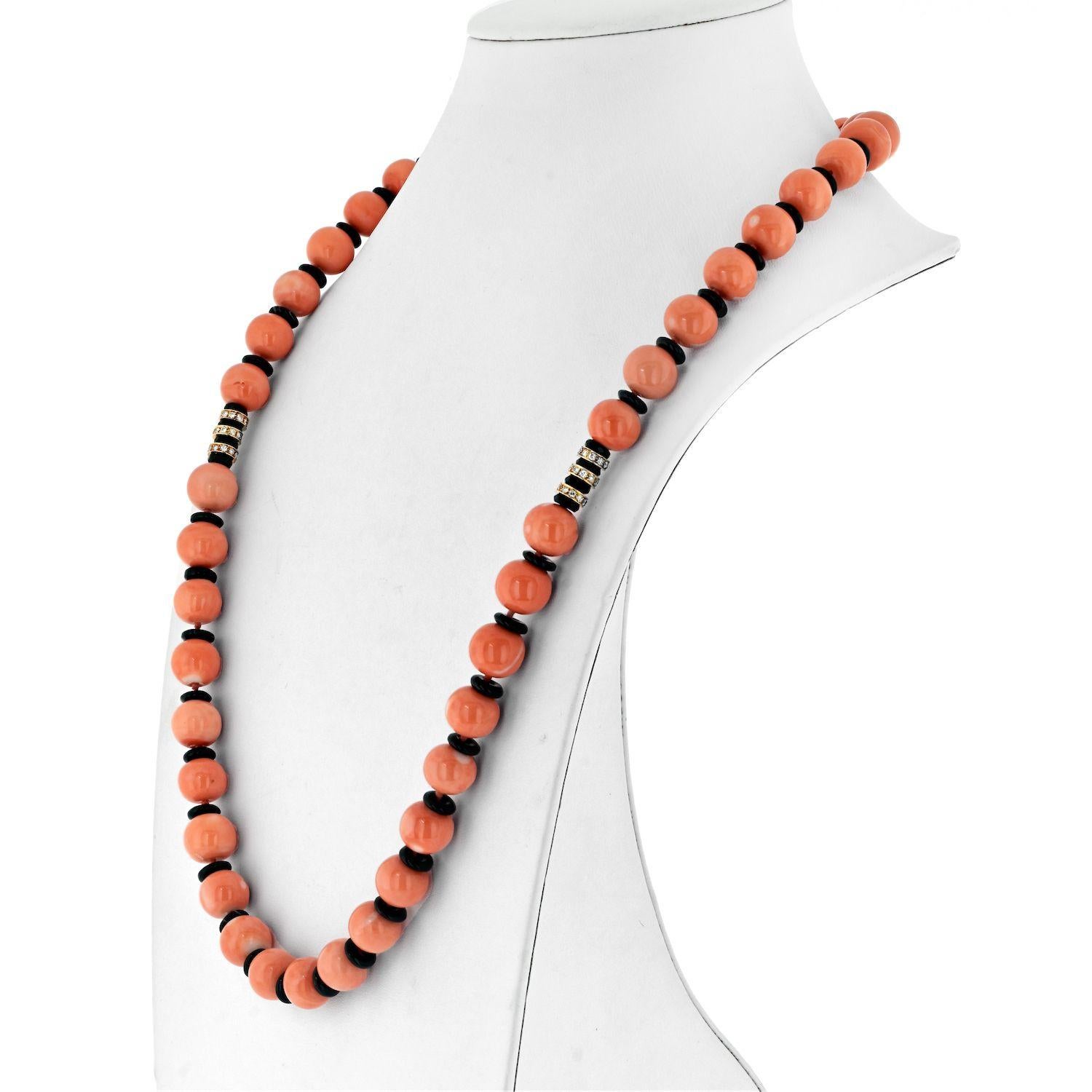 Bvlgari Halskette aus 18 Karat Gelbgold Koralle, Diamant, schwarze Emaille Perlen (Rundschliff) im Angebot