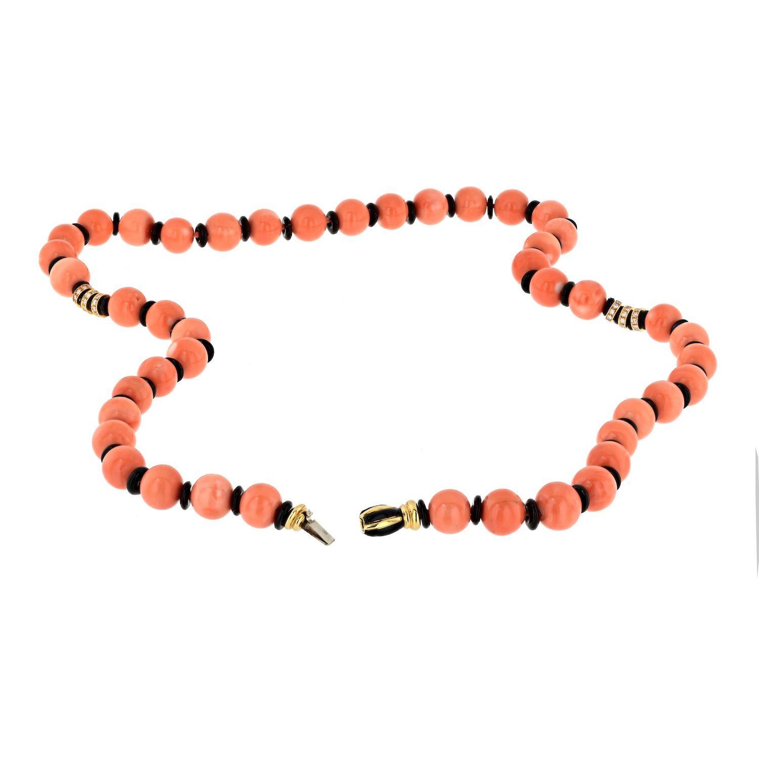 Bvlgari Halskette aus 18 Karat Gelbgold Koralle, Diamant, schwarze Emaille Perlen Damen im Angebot