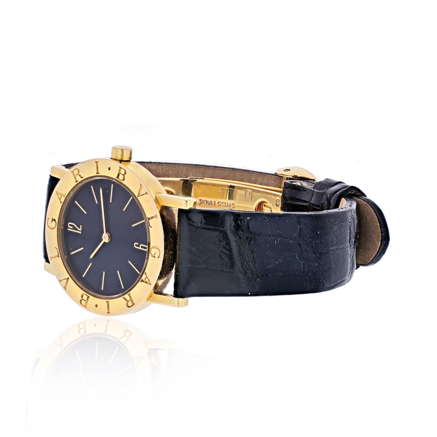 Bvlgari 18K Yellow Gold Diagono Unisex Watch On A Leather Strap.
Model: BB30GL.
Black Stick Dial.
Adjustable. Wrist Size 6 to 7 inches. New strap.
