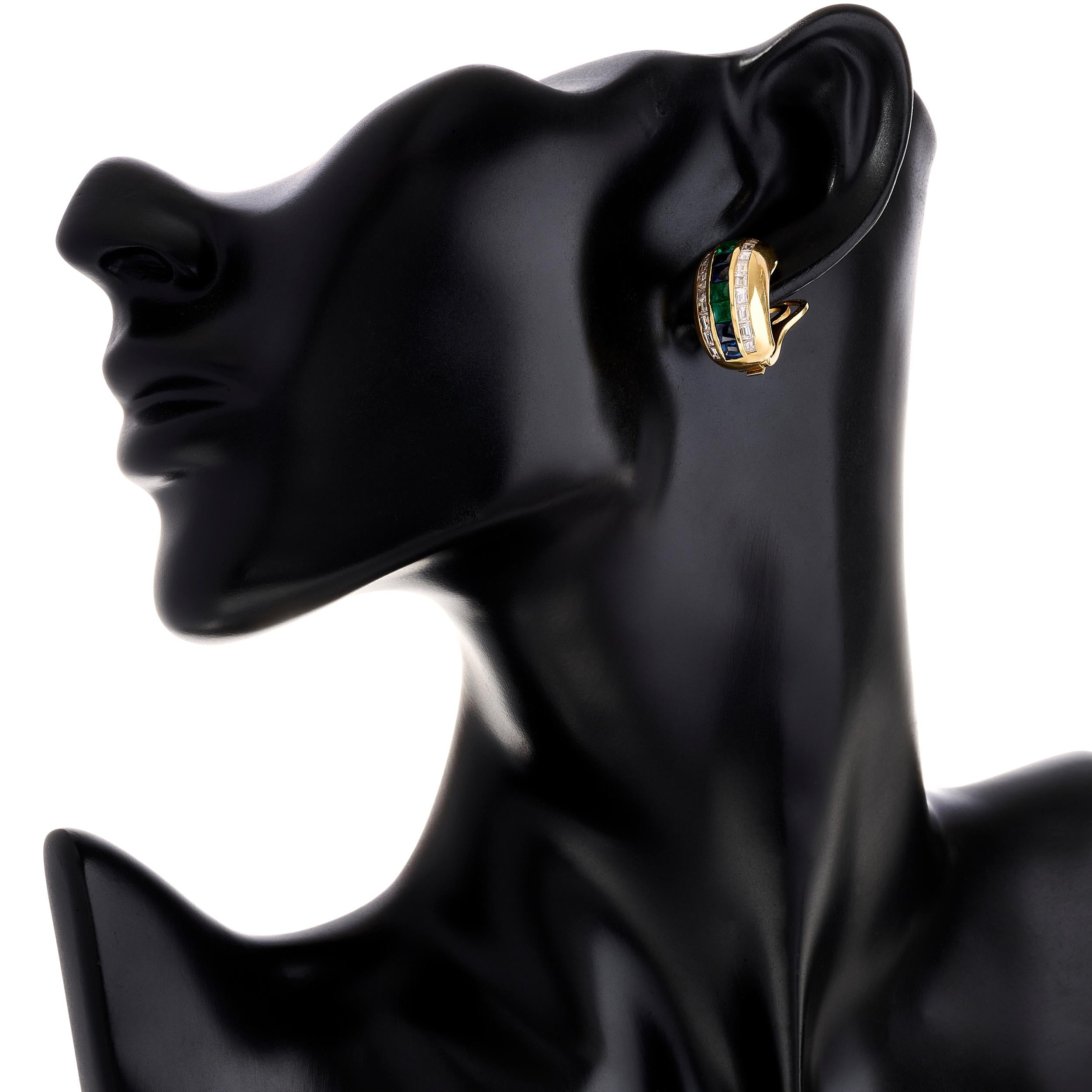 Diese Bvlgari-Ohrringe bestechen durch eine Symphonie von Diamanten und eine Reihe von abwechselnden Smaragden und Saphiren.

Es gibt 12 quadratische buff top Saphire, die etwa 2,00 Karat wiegen.
Es gibt 8 quadratische buff top Smaragde, die etwa