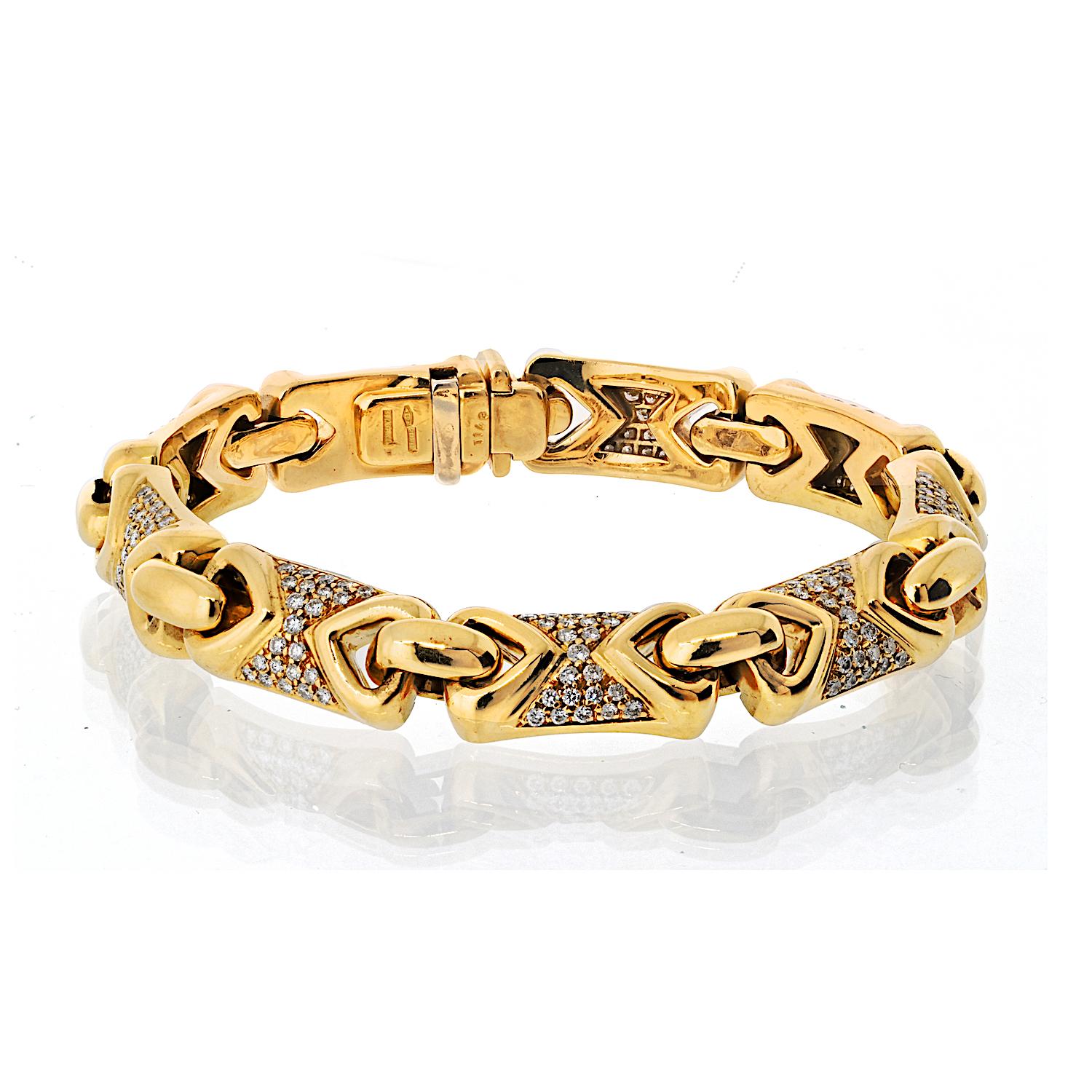 Dieses Parentesi-Gliederarmband aus Diamant und Gelbgold von Bvlgari ist ein zeitloser Ausdruck von Eleganz und Raffinesse. Die fachmännisch gefertigte Uhr aus 18-karätigem Gelbgold zeigt das ikonische Parentesi-Design mit seinen verschlungenen