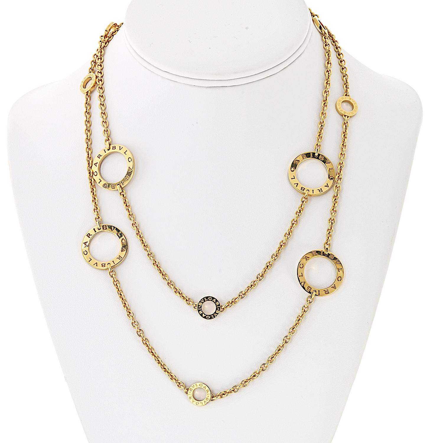 Un pezzo iconico della rinomata casa italiana, questa collana Bvlgari Bvlgari sautoir è realizzata in ricco oro giallo 18 carati e mette in mostra lo stile caratteristico del marchio con stazioni incise con il logo su tutta l'elegante lunghezza di