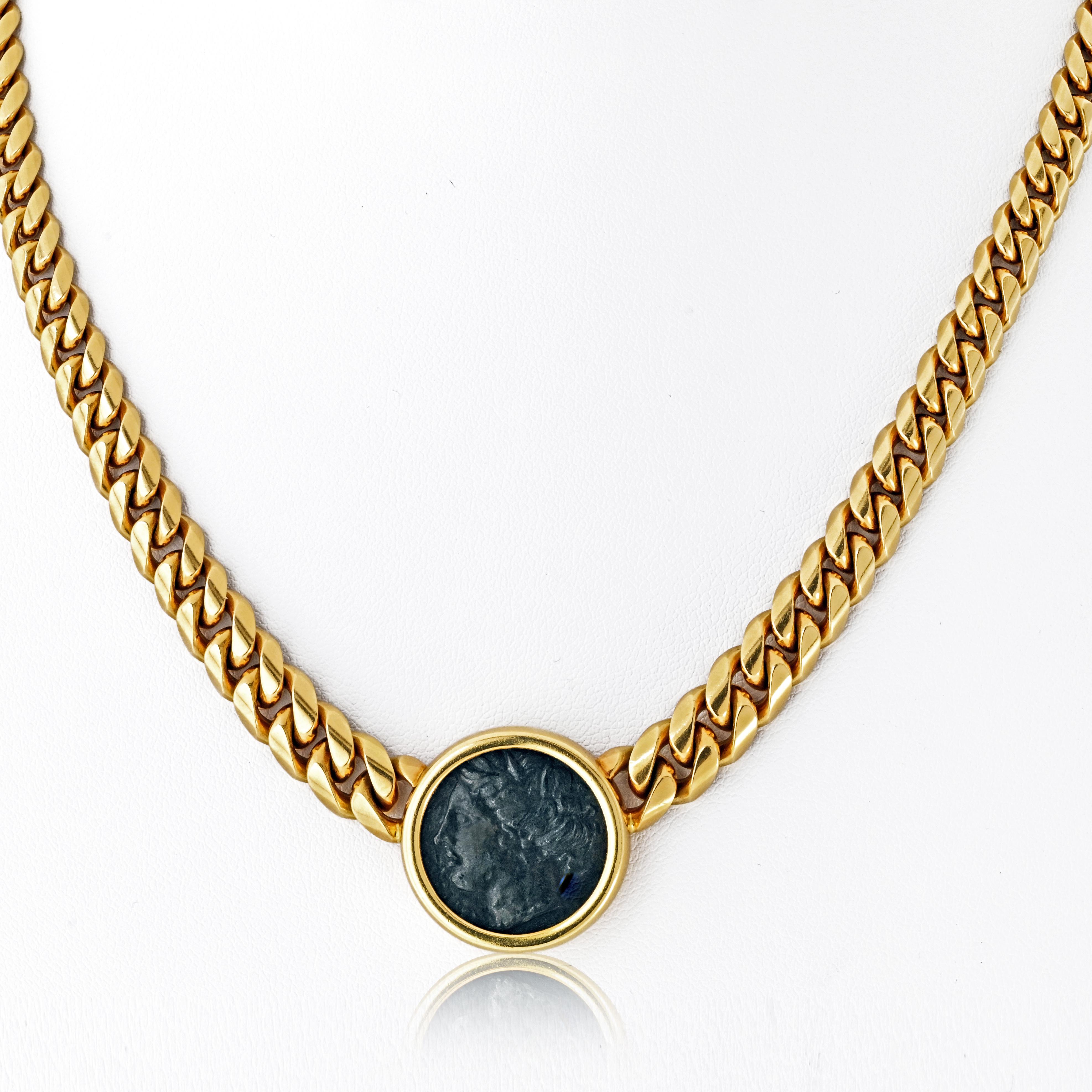 Collana Monete di Bvlgari - Oro giallo 18 carati, Moneta greca siciliana di Aretusa, IV secolo a.C.

Questa collana Monet di Bvlgari è una straordinaria fusione di storia e alta gioielleria, un tributo alla passione del marchio per il patrimonio
