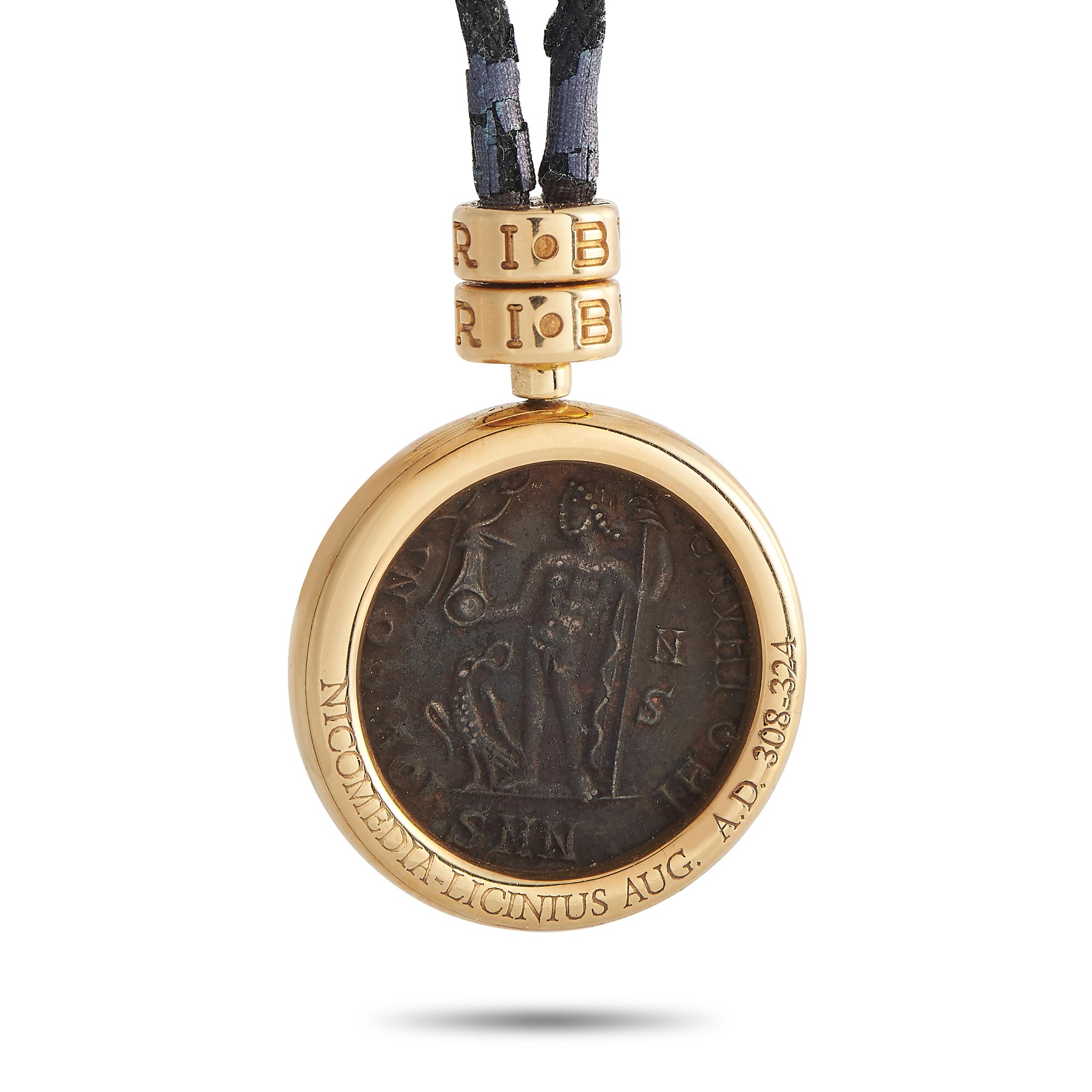 Ce collier de la maison de luxe italienne Bvlgari rend hommage à Rome, à son histoire et à ses traditions. Il porte une pièce de monnaie ancienne sertie dans un cadre rond en or jaune 18 carats. Le fermoir et la boucle du collier à cordon noir sont