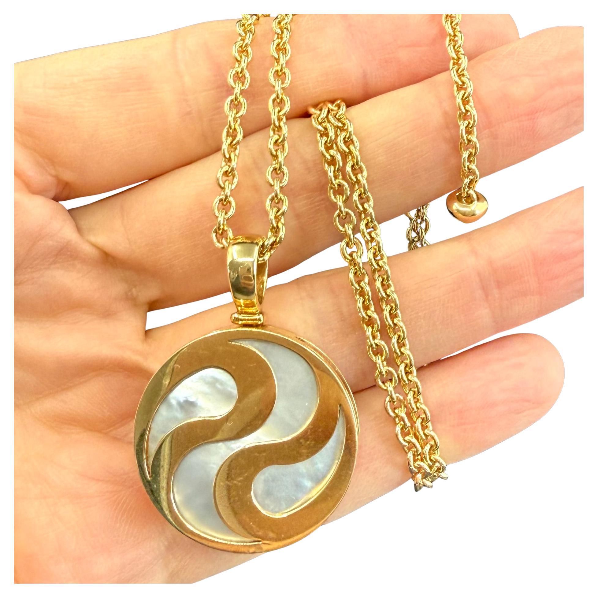 Bvlgari optical 18 kt gold mother of pearl illusion spin Ying Yand pendant, Bvlgari necklace and pendant. Total weight: 55 grams, necklace length necklace 50 cm or 20 inches  Measurements pendant: 31 mm wide and 42 mm long with the eyelet, thickness