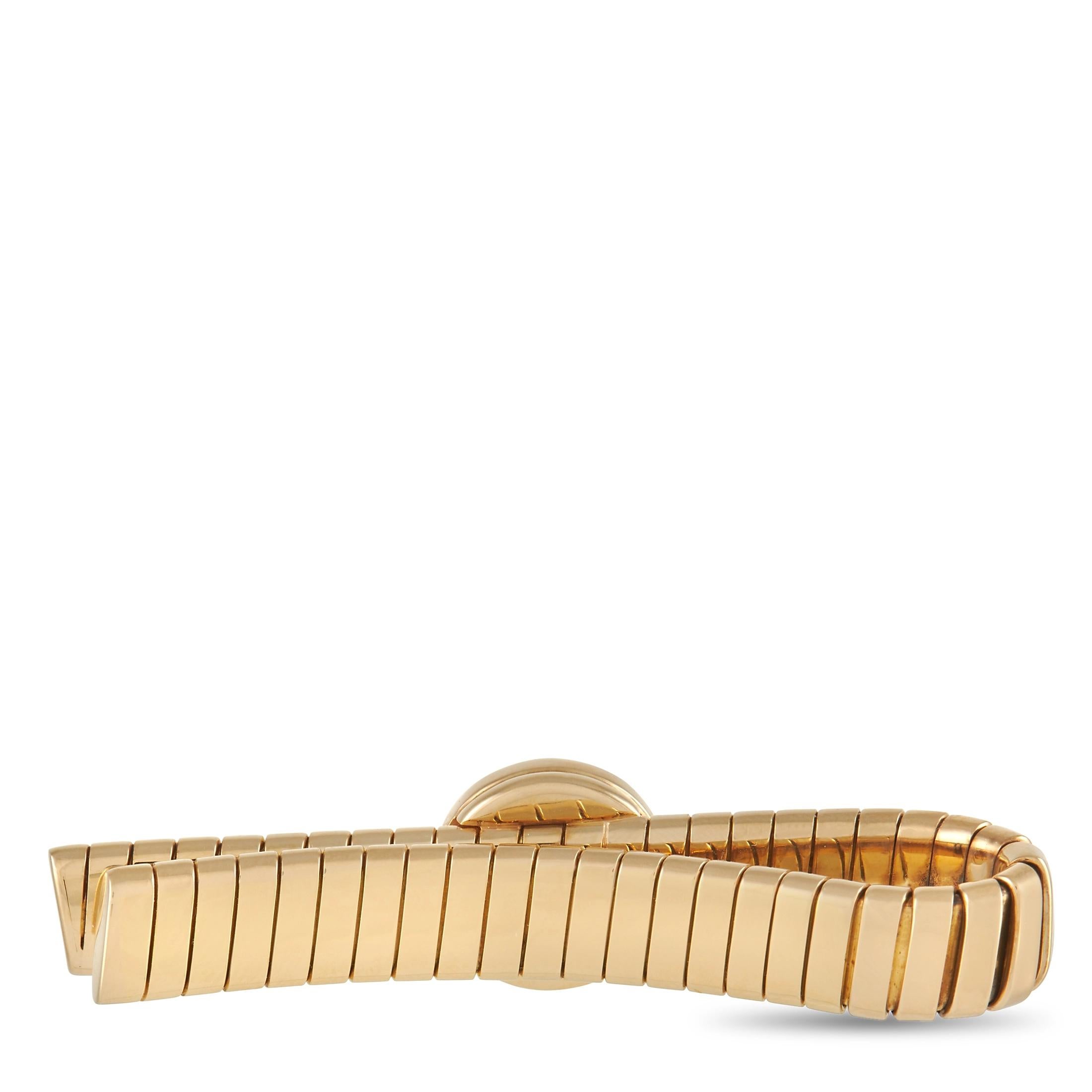 This Bvlgari Money Clip is the perfect accessory for absolutely anyone with high end taste. Crafted from lustrous 18K Yellow Gold, it features a gracefully curved design that features striations for added visual interest. The highlight of this