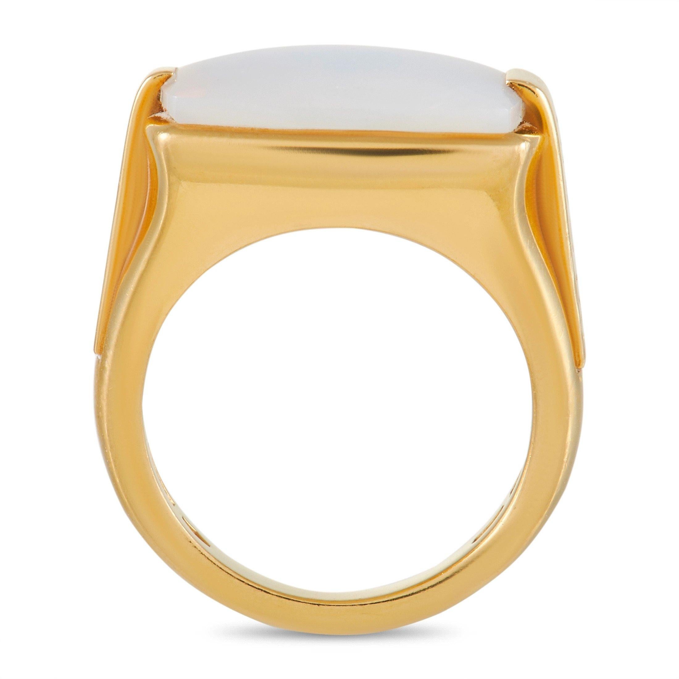 Bold, attractive, and incredibly alluring, this Bvlgari ring perfectly pairs beauty with strength. This piece’s confident 18K yellow gold setting features a 4mm wide band and a 7mm top height. But it’s the smooth, rectangular opal center stone that