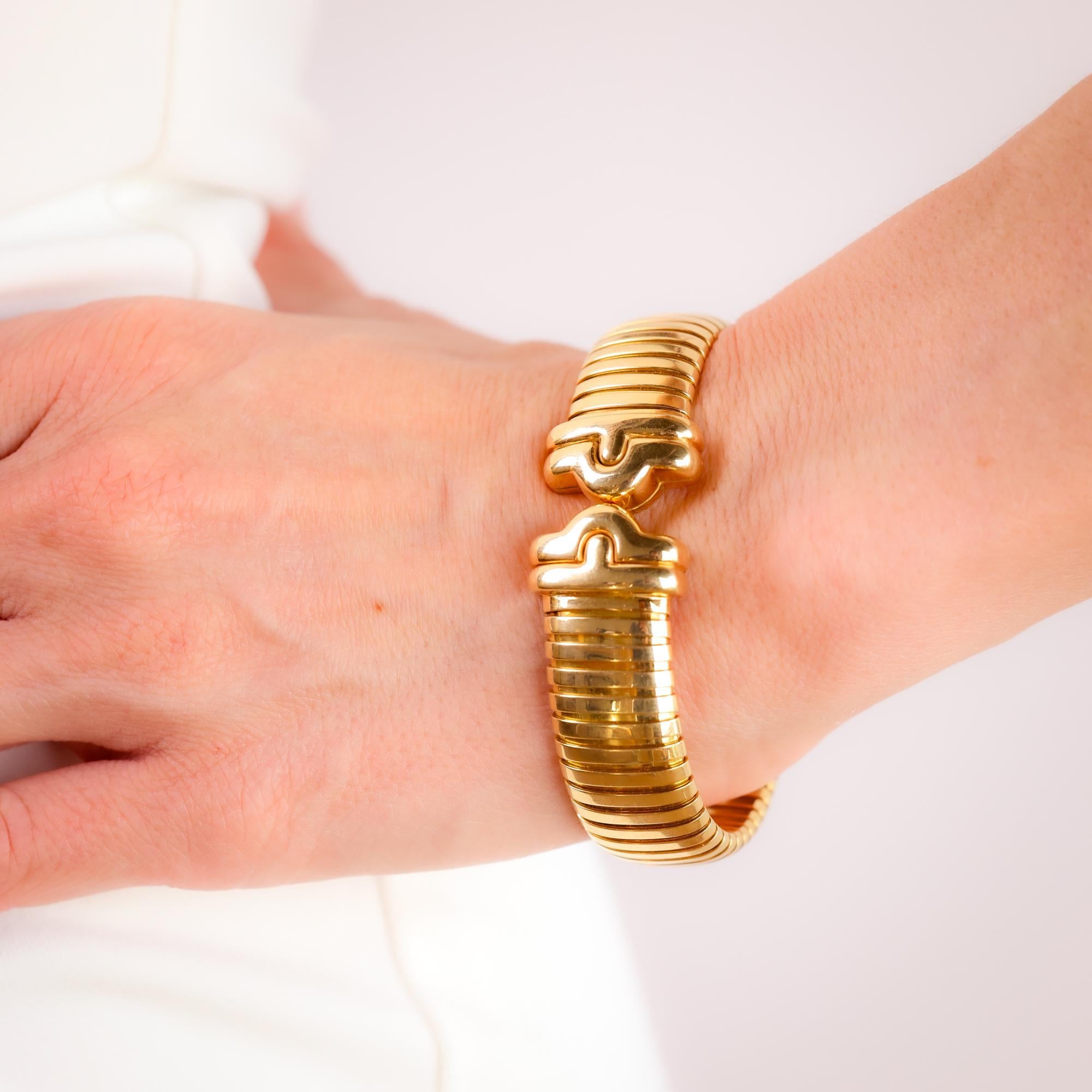 Pulsera brazalete Bvlgari Parentesi Tubogas de oro amarillo de 18 quilates en Excelente Estado en Beverly Hills, CA
