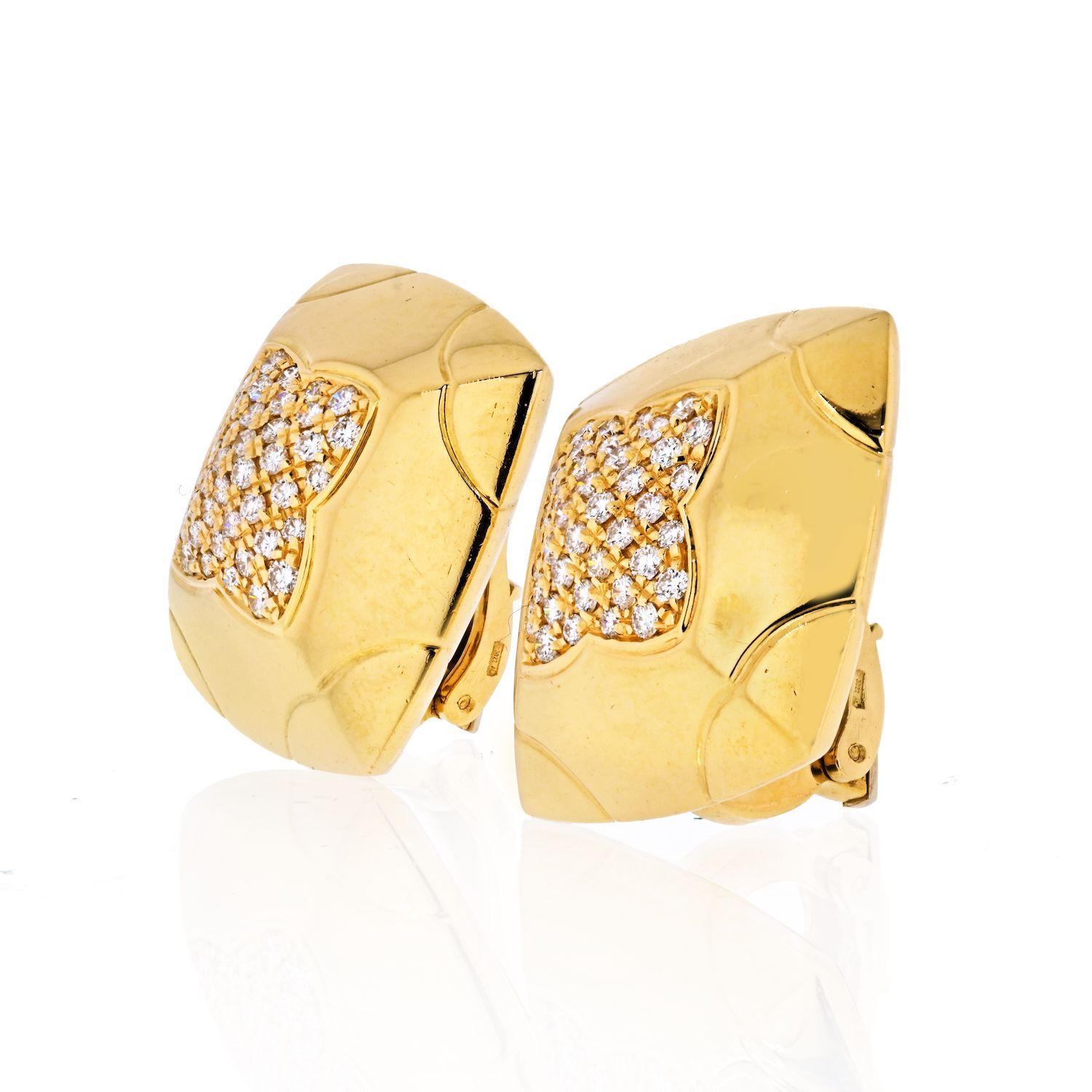 Gorgeous Bulgari pyramid ear clip earrings in 18k yellow gold with diamonds.
Composed of 80 round brilliant cut diamonds set on the tip of pyramid
Total carat weight is approximately 1.52 ct. 1 inch wide. 
Color: E-F
Clarity: VS