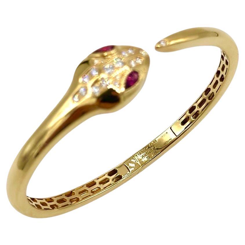 Dalla Collection'S Serpenti di Bvlgari, questo braccialetto bangle in oro giallo è scolpito a formare una Silhouette di serpente. La 