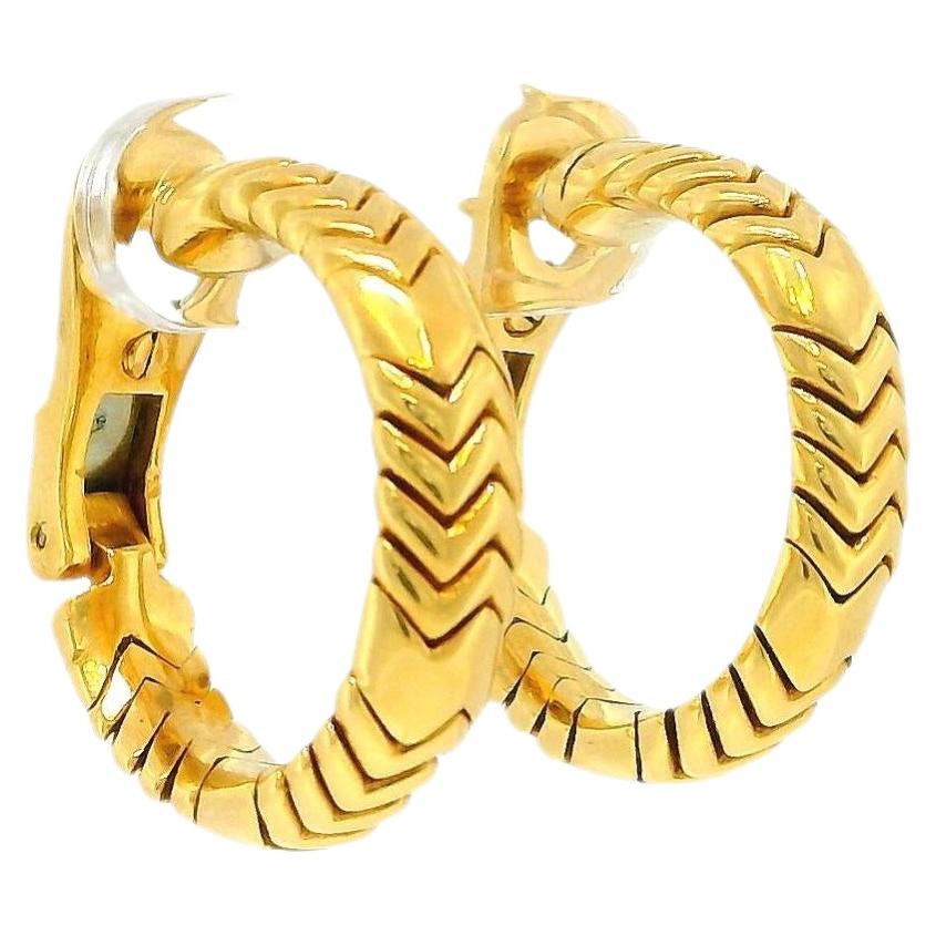 Orecchini a cerchio Spiga di Bvlgari in oro giallo 18 carati