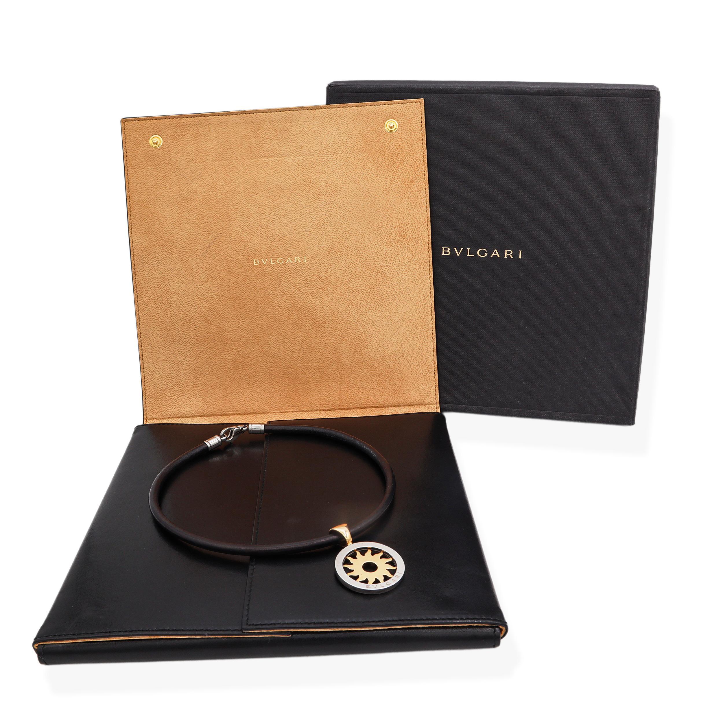 Questa iconica collana Bvlgari Tondo Sun presenta un audace ciondolo circolare realizzato in oro giallo 18 carati e acciaio inossidabile. Il motivo del sole traforato si irradia dal centro, incorniciato da un bordo in acciaio lucido con inciso il