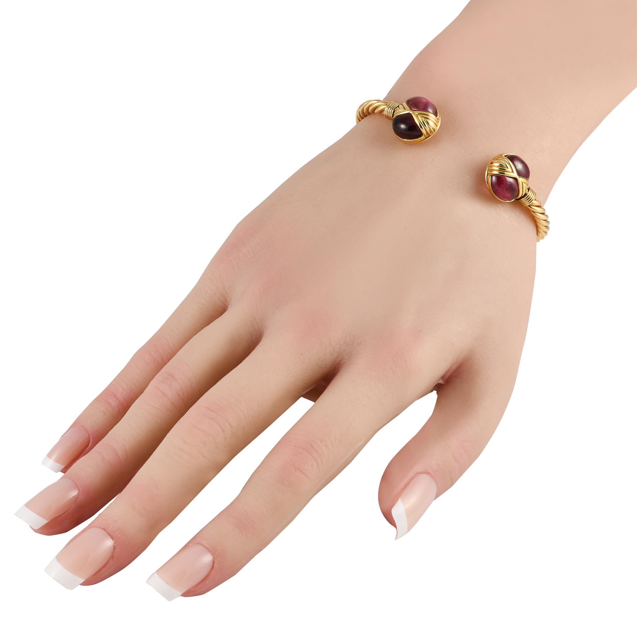 Ob für eine abendliche Soiree oder für den Alltag, dieser Armreif aus gedrehtem Gold ist der perfekte Begleiter. Dieses Armband im Vintage-Stil von Bvlgari ist als starre, gedrehte Seilmanschette mit offenen Enden gestaltet. Diese signierte Bvlgari