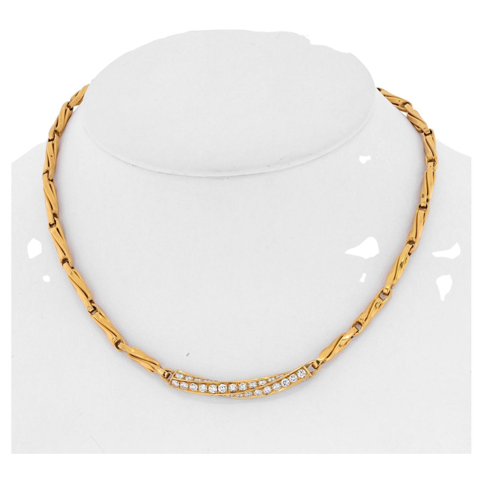 This is a beautiful twisted link yellow gold chain necklace by Bulgari with a diamond station in the center. Vintage.
Length: 16 inches. 
Diamonds: 4 carats approx.