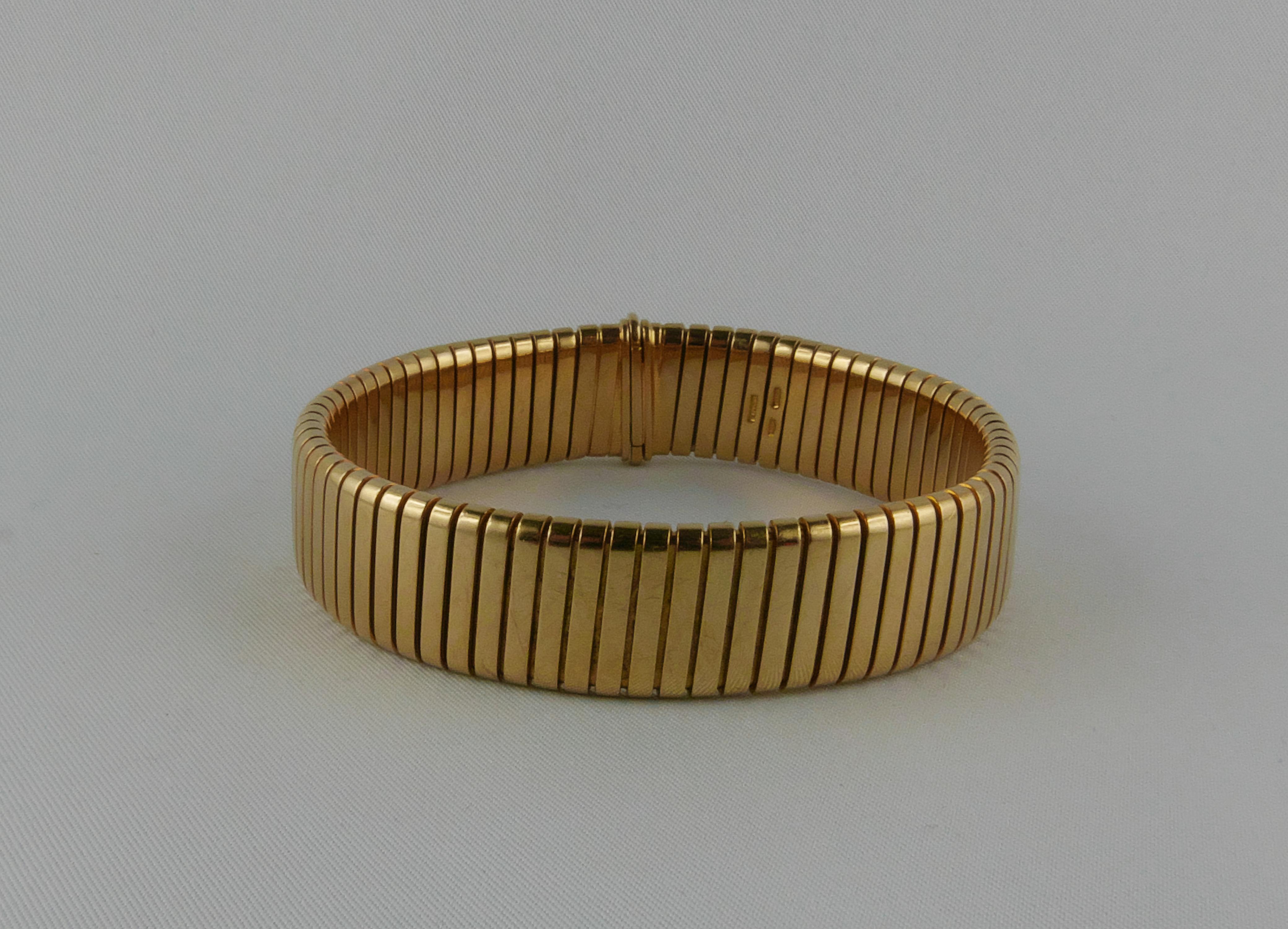 Italian 1980’s flexible Bracelet signed Bvlgari, with the iconic Tubogas linear pattern, crafted in 18k polished Yellow Gold.
Bvlgari’s Tubogas is a flexible band with rounded contours produced without soldering and requiring hours of specialist