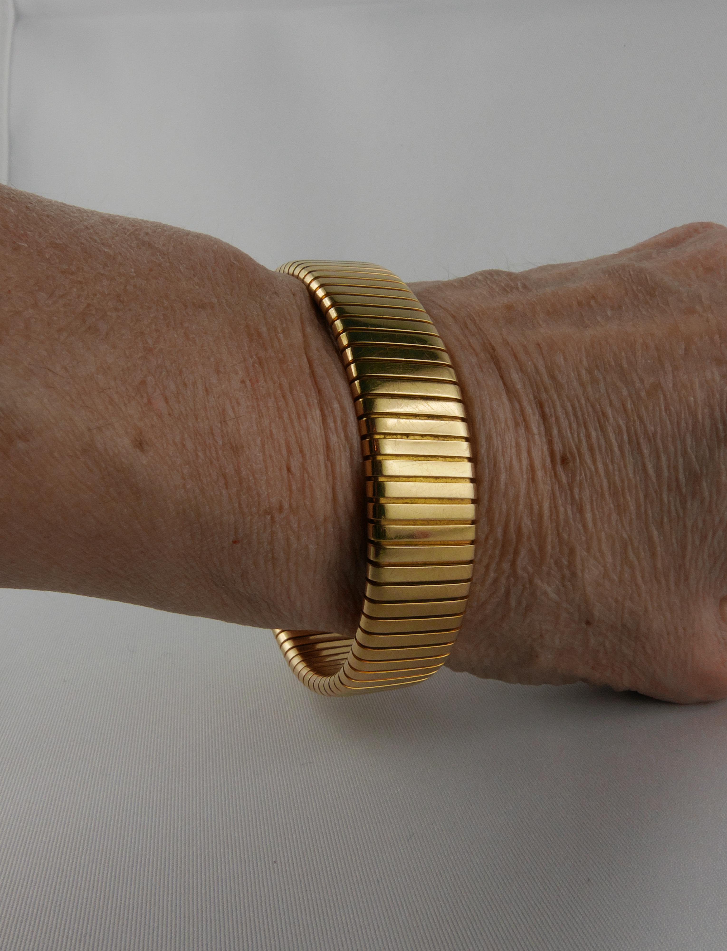 Bvlgari 18K Yellow Gold Vintage Flex Tubogas Bangle Bracelet In Good Condition In Torino, IT