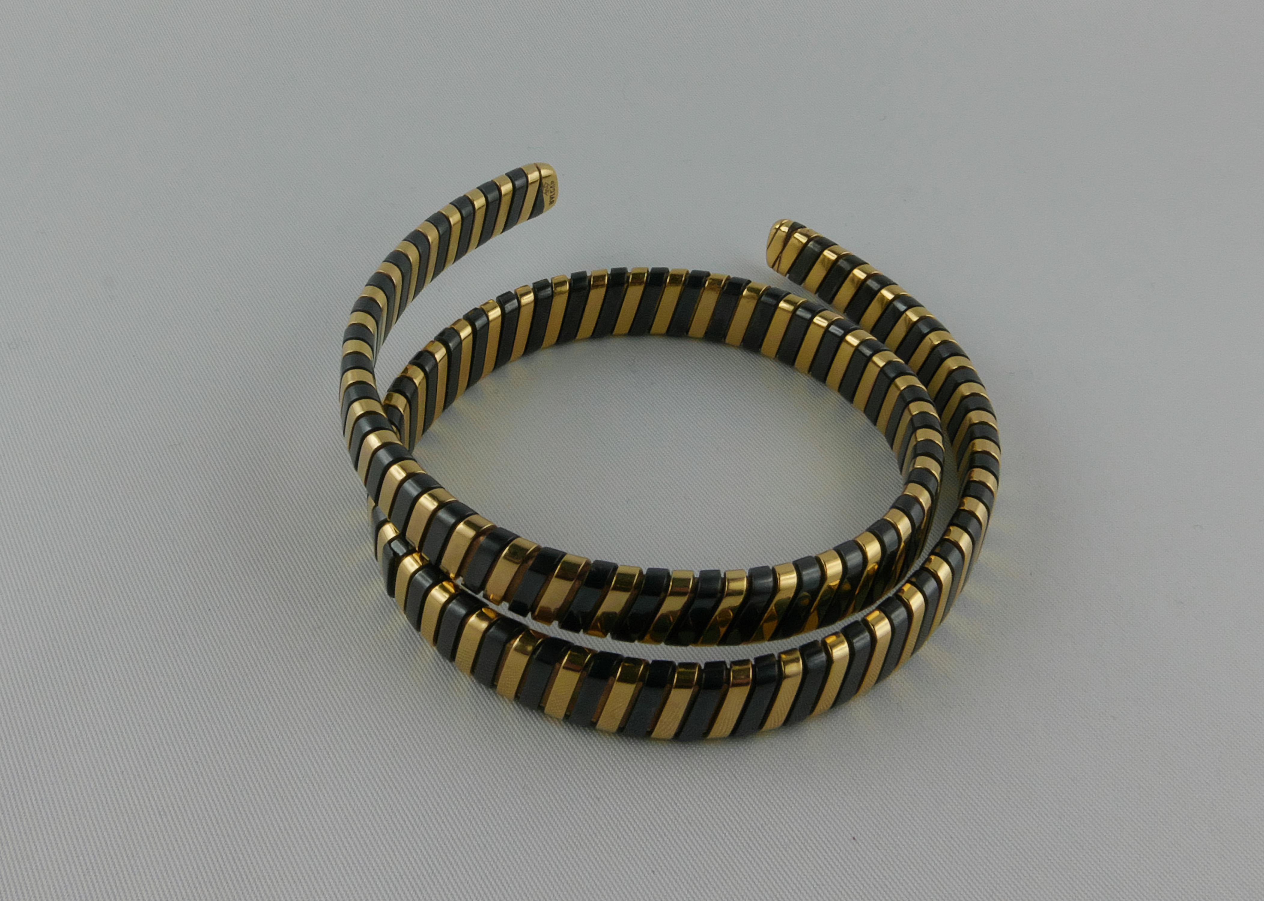 Italian 1980’s flexible Chocker signed Bvlgari, with the iconic Tubogas linear pattern, crafted in 18k polished Gold.  This necklace is a rare piece with alternated blackened Steel and Yellow Gold
Marked  BVLGARI,  750. Total weight 84.9 grams 
This