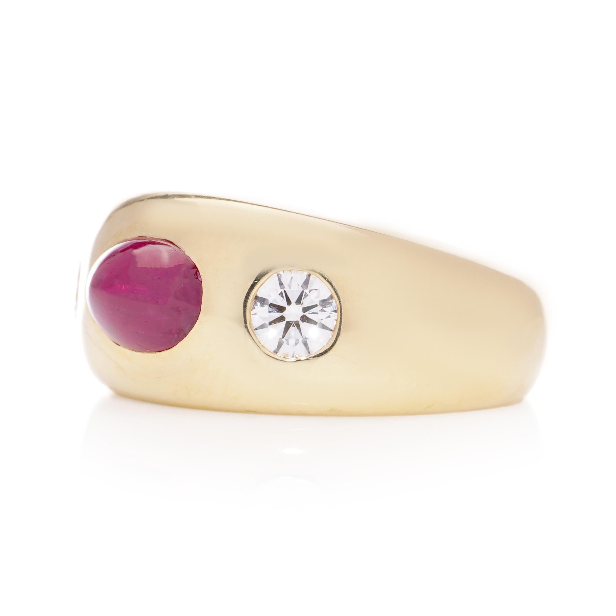 Bvlgari 18kt. gold three - stone Burma Cabochon ruby and diamond ring In Good Condition In Braintree, GB