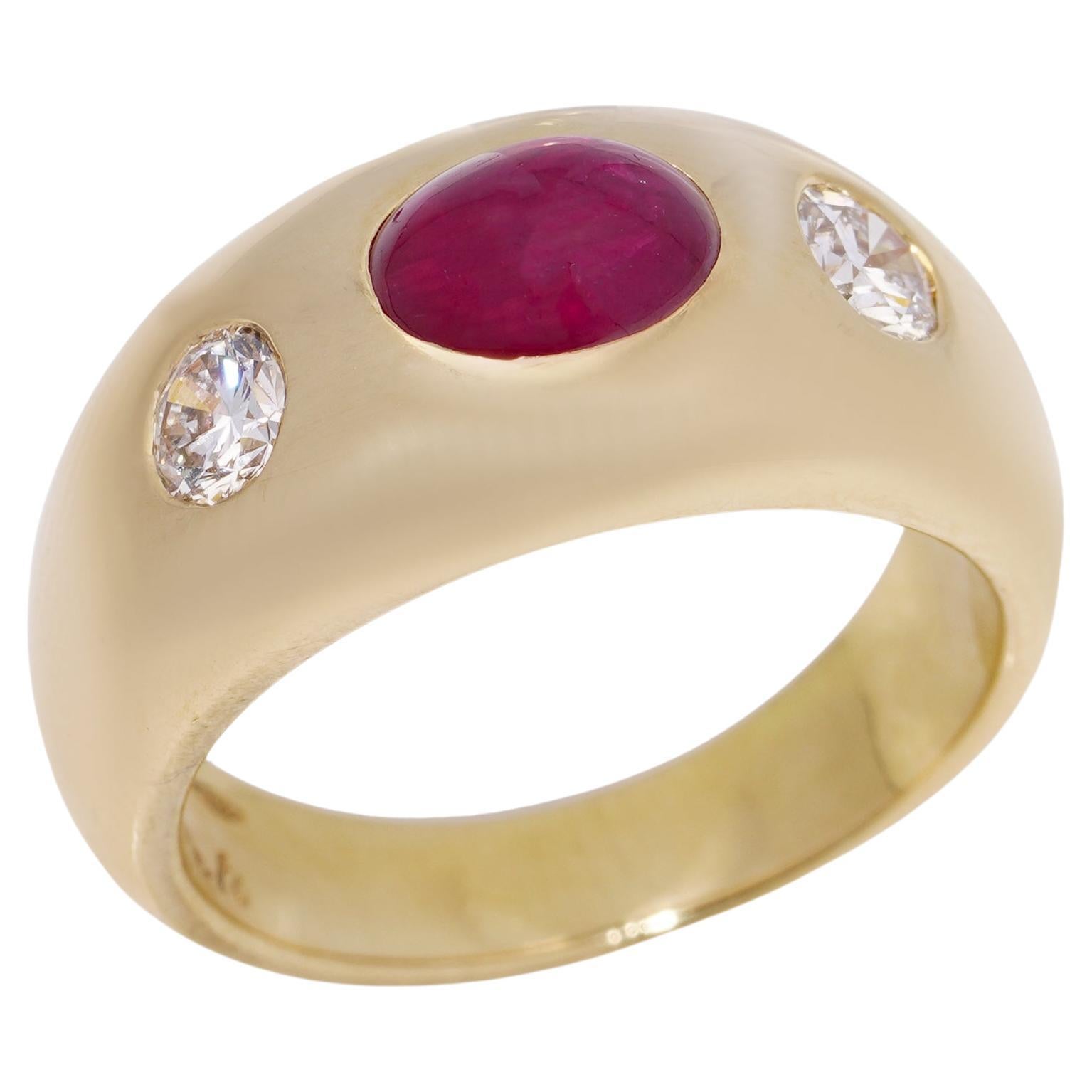 Bvlgari Ring aus 18 Karat Gold mit drei Steinen, Burma-Cabochon-Rubin und Diamanten im Angebot
