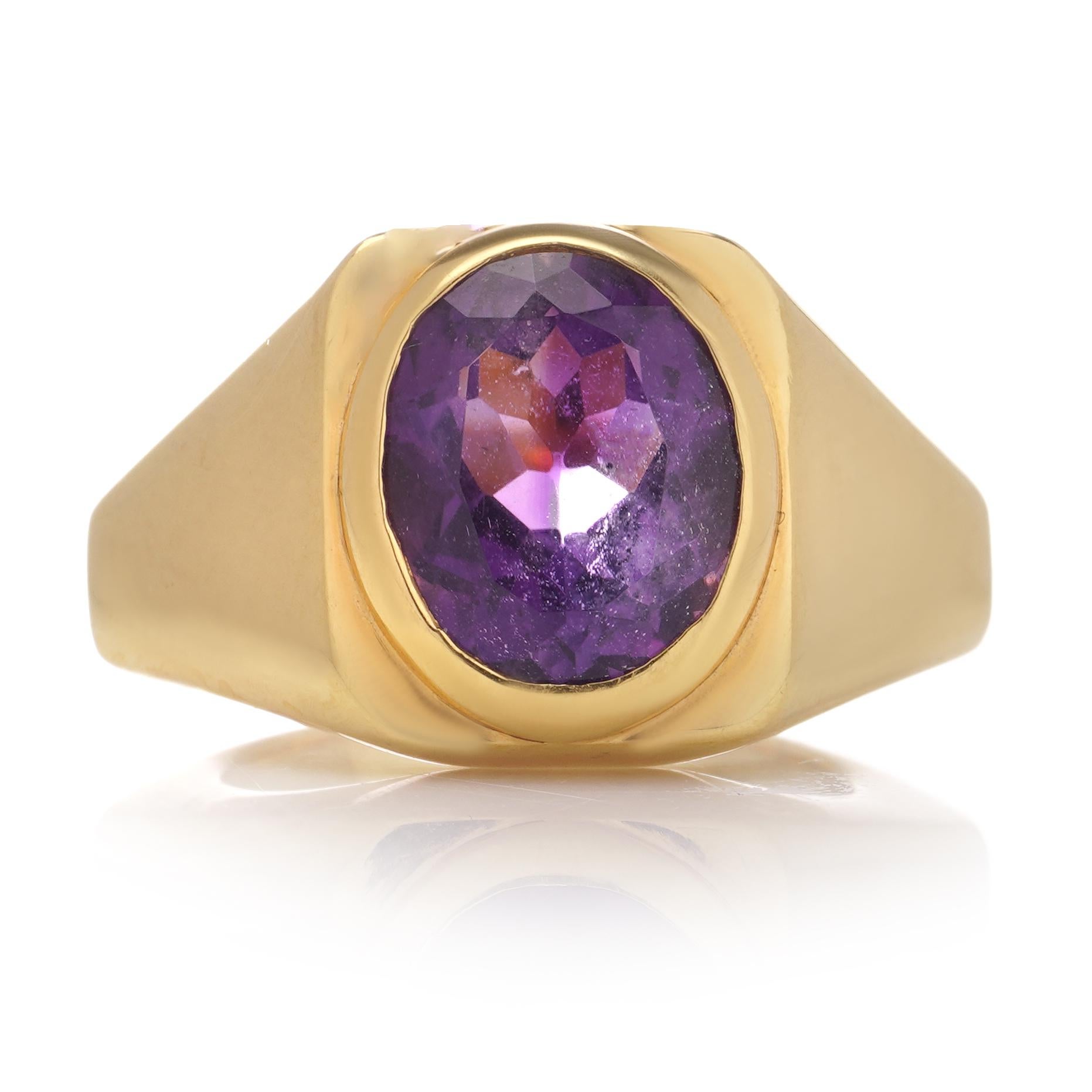 Bvlgari 22kt. yellow gold geometric band ring set with an oval-cut amethyst.
Hallmarked with BVLGARI NY, 22 kt. gold.
Made in the US, New York
Fully hallmarked.

Dimensions -
Finger Size : (UK) = J (US) = 5 (EU) = 50
Length x width x depth: 2.2 x