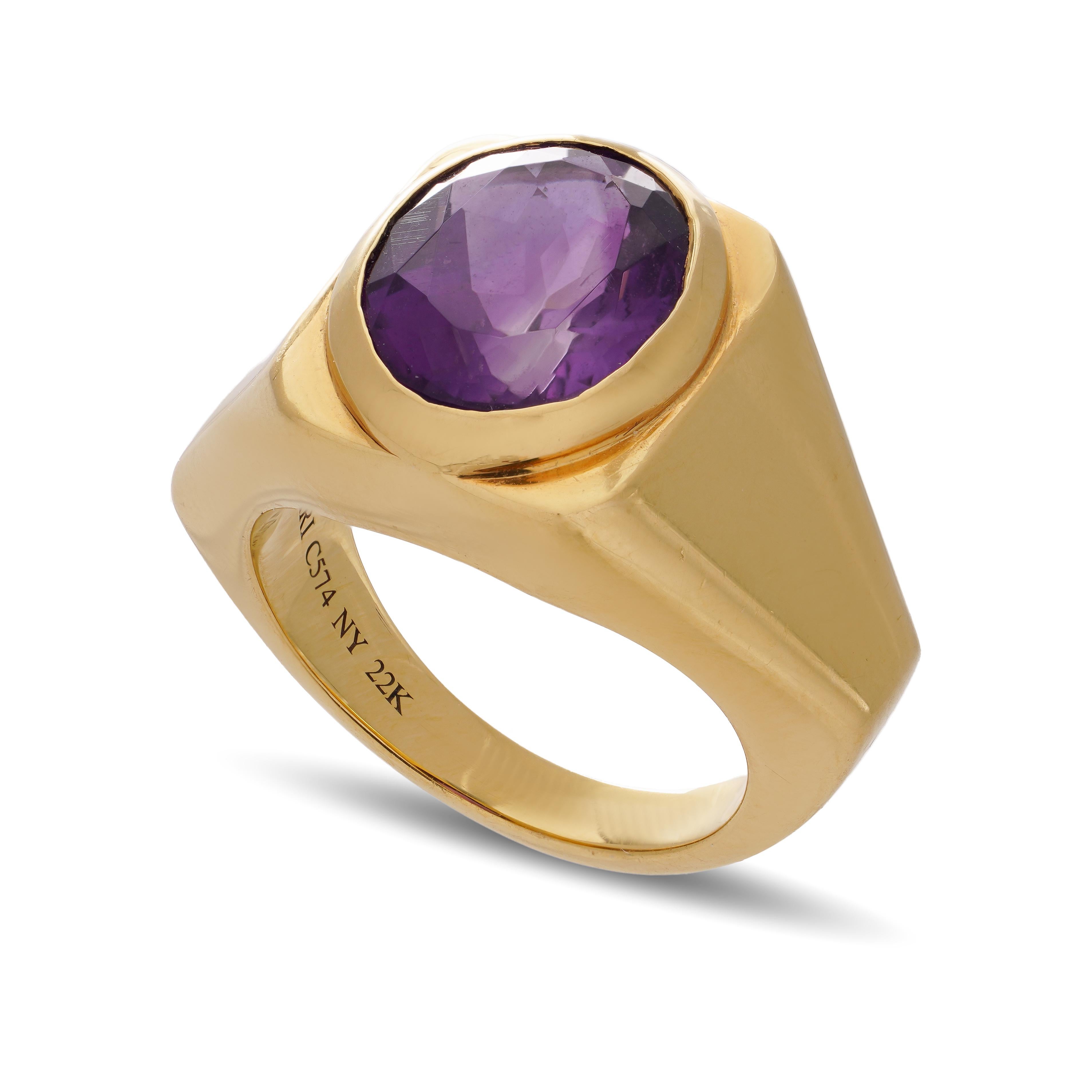 Bvlgari 22kt. yellow gold geometric band ring set with an oval-cut amethyst In Good Condition For Sale In Braintree, GB