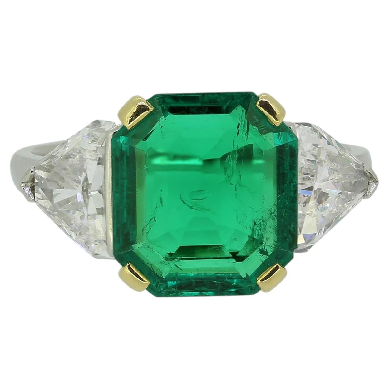 Bvlgari 4,16 Karat kolumbianischer Smaragd und Diamant Drei-Stein-Ring