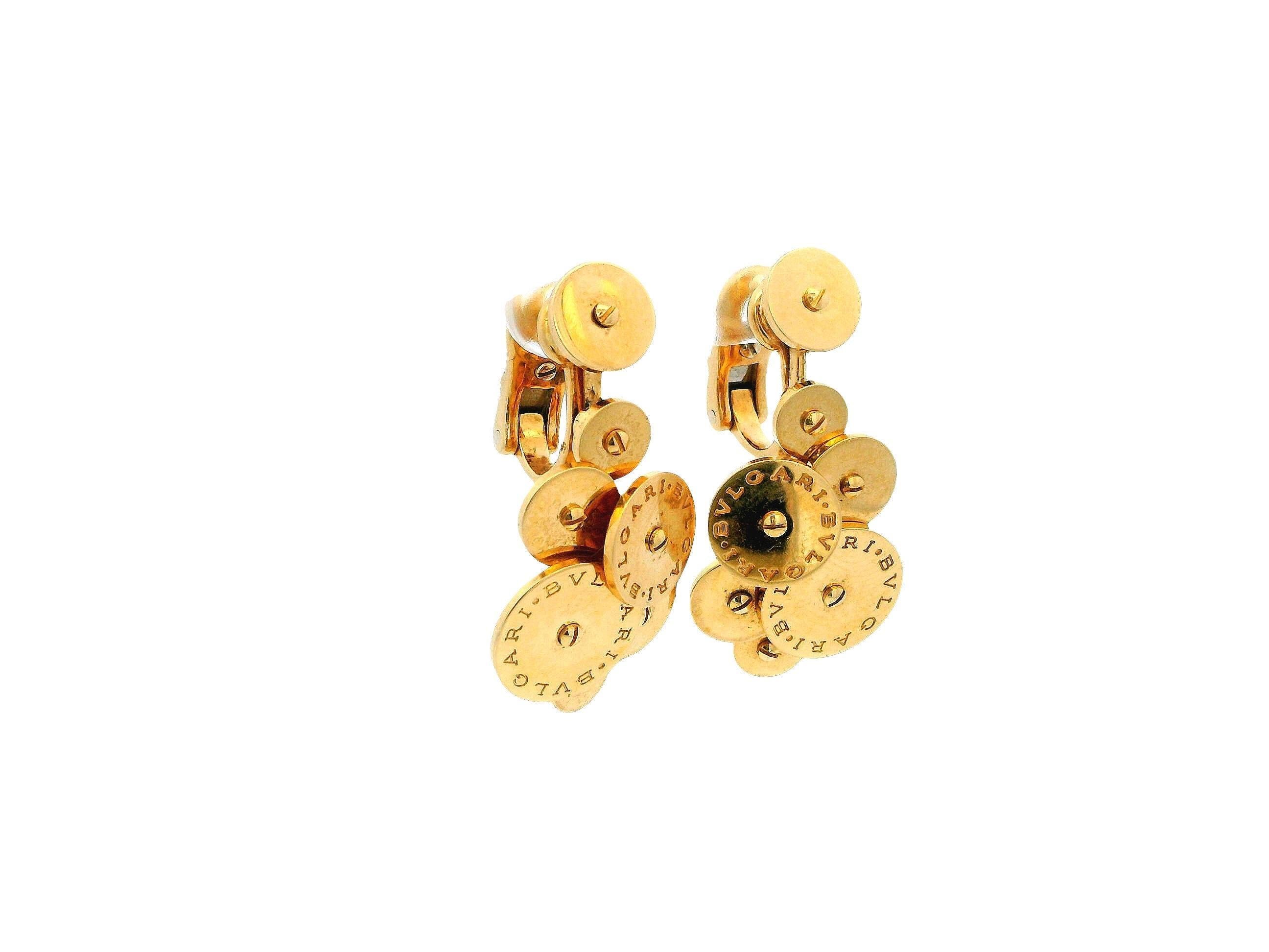Gli orecchini a goccia in oro giallo Bvlgari 18 carati sono uno straordinario esempio di artigianato e lusso italiano. Disegnati in stile cascata, questi orecchini presentano una serie di dischi d'oro circolari che pendono e ondeggiano
