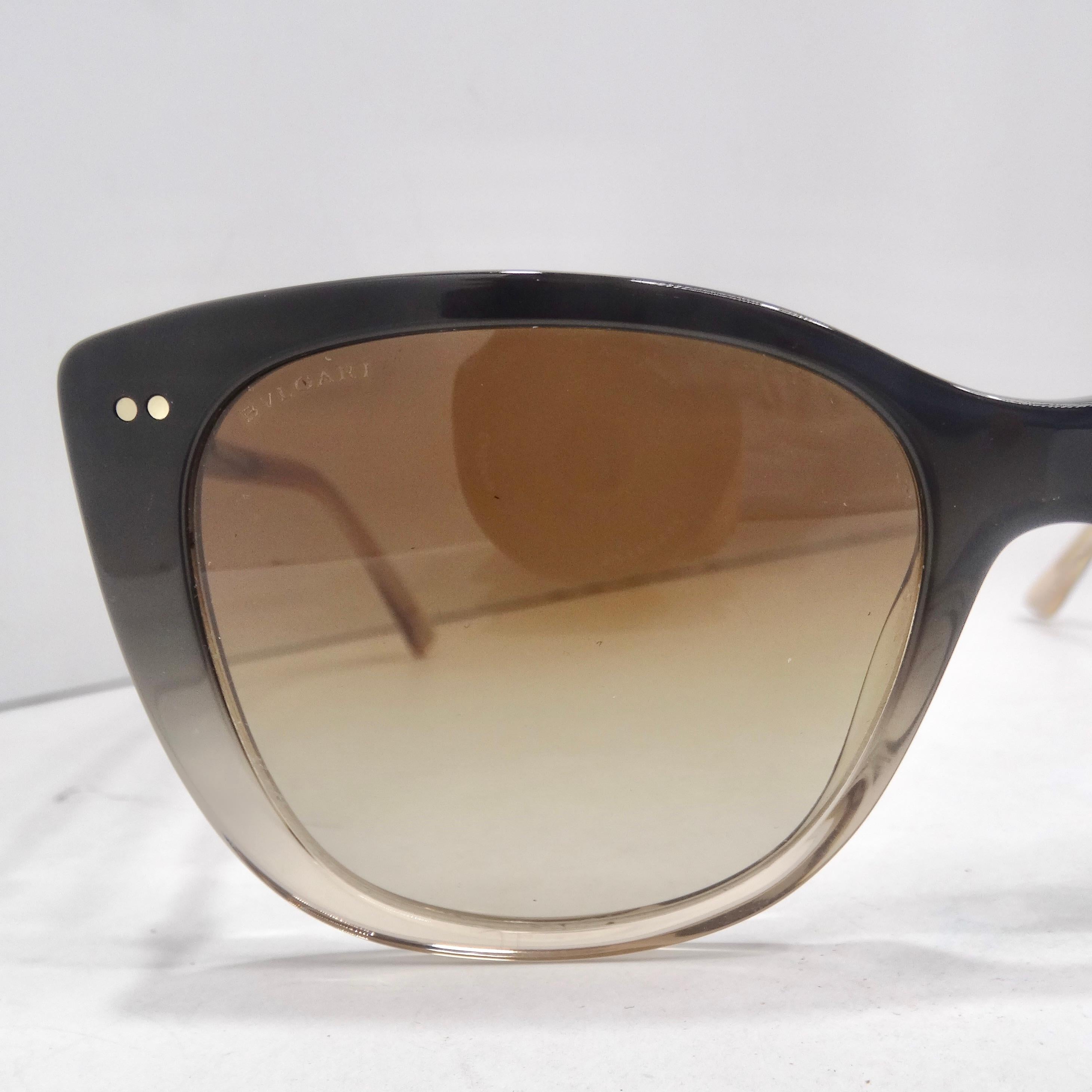 Voici les lunettes de soleil Bvlgari 8220F en noir marron dégradé - une combinaison étonnante de luxe, de polyvalence et de design intemporel. Ces lunettes de soleil à monture carrée de Bvlgari ne sont pas seulement un accessoire, elles sont une