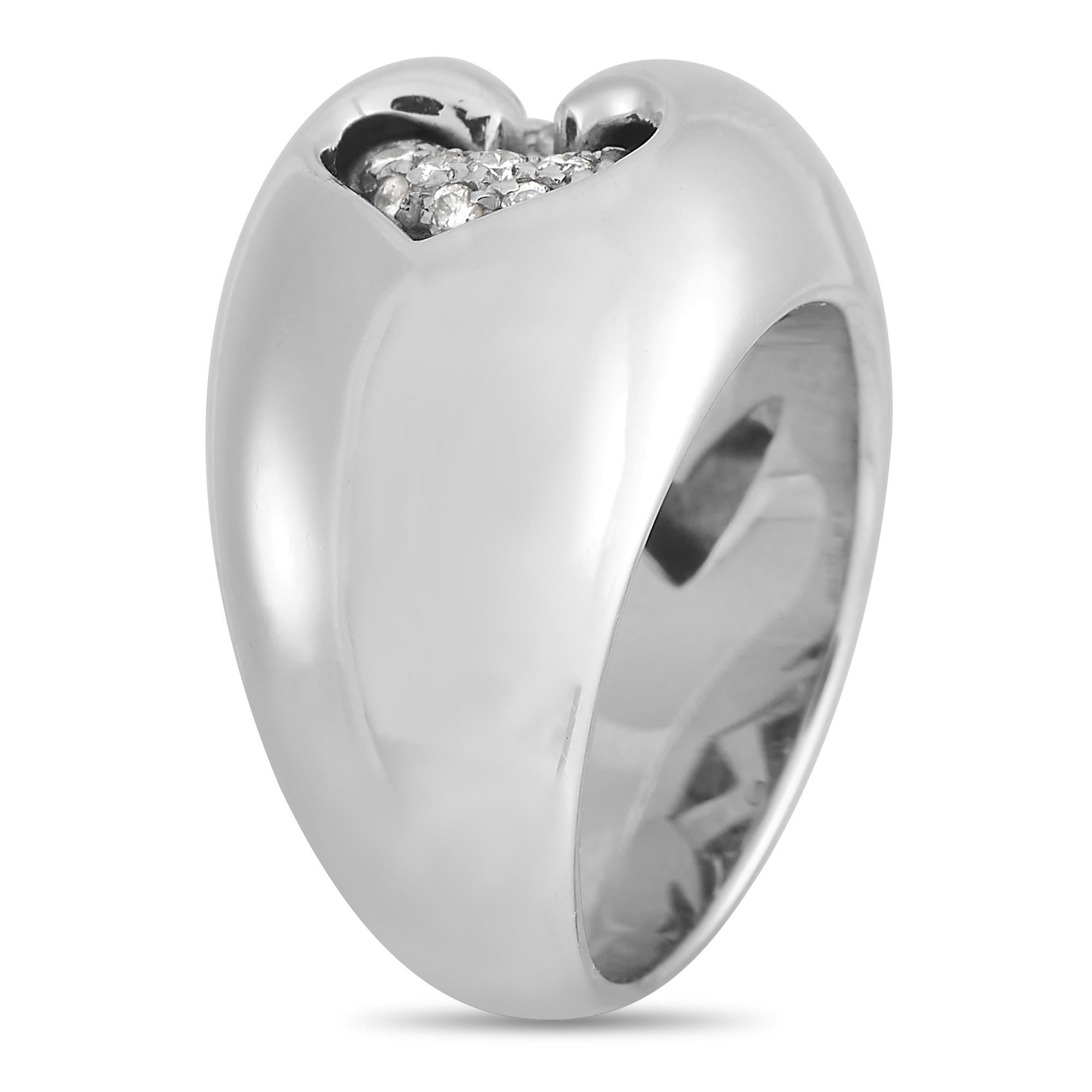 This sleek ring from the Bvlgari Abraccio collection will continually take your breath away. Its enchanting cushion-shaped setting made from 18K White Gold features a 5mm wide band and a 4mm top height. At the center of this style, you’ll also find