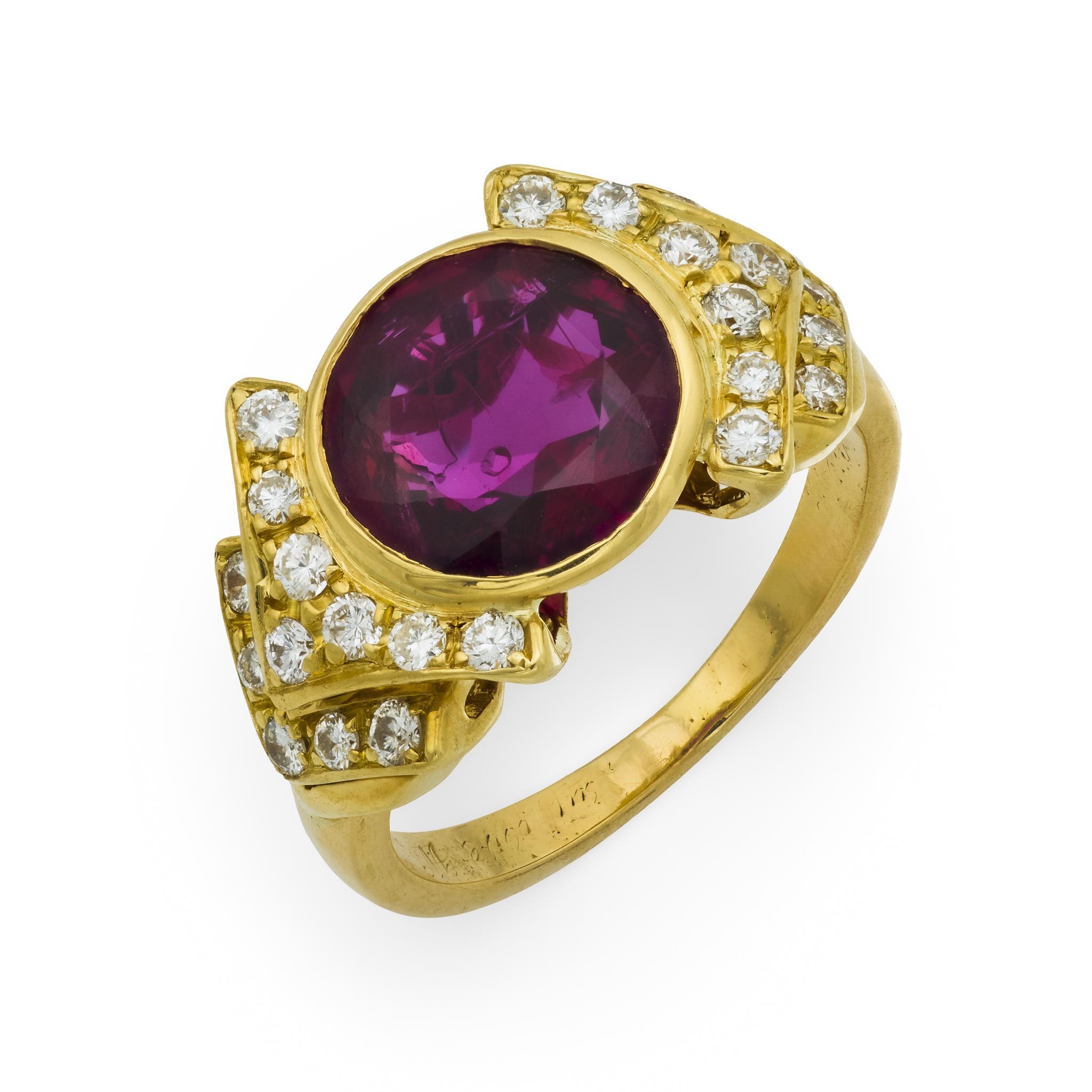 Magnifique bague vintage Bvlgari mettant en valeur un rubis thaïlandais non traité de 3,75 carats, rehaussé de 0,15 carats de diamants éblouissants de couleur D-E et de pureté VS dans un riche or jaune 18k.