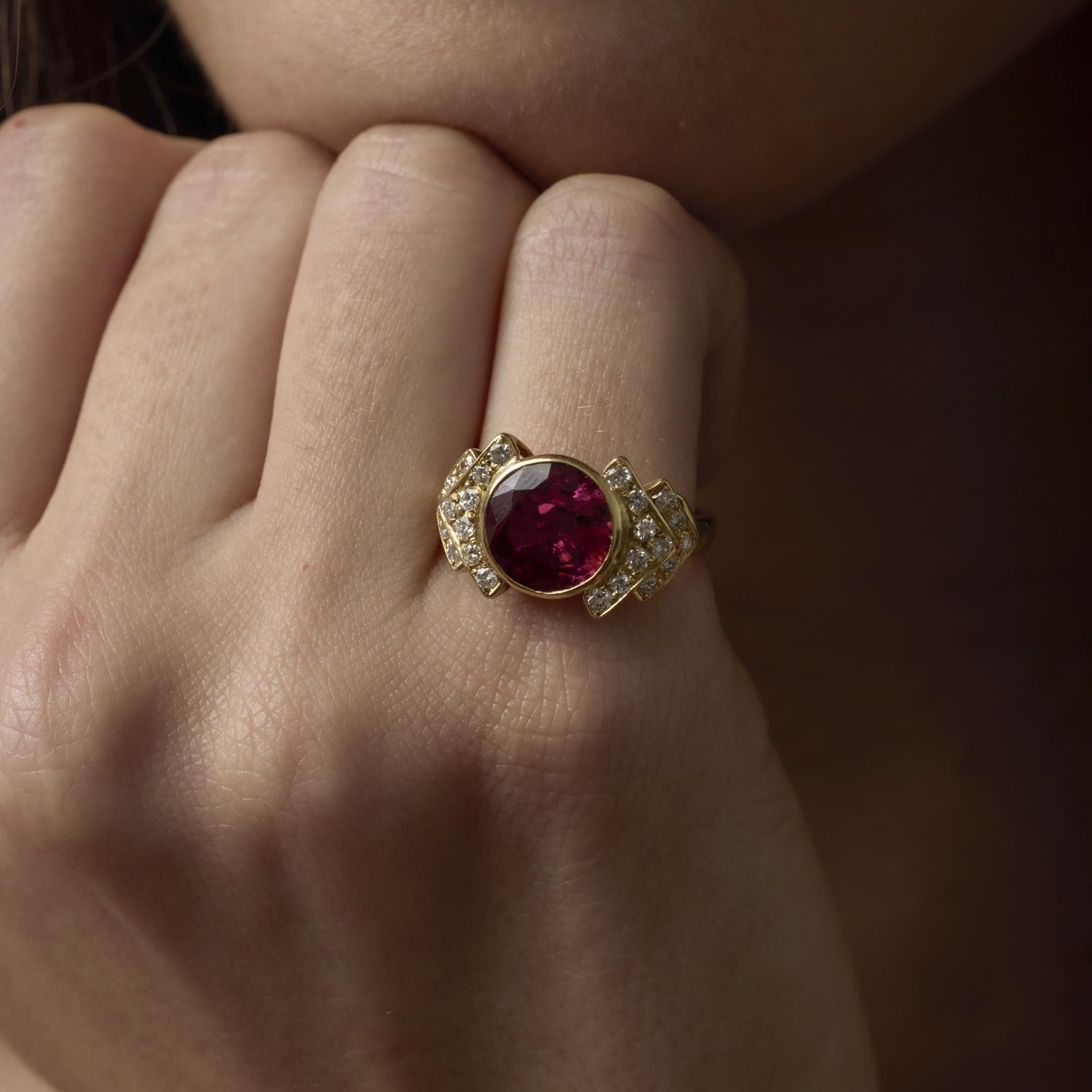 Contemporain Bvlgari AGL Bague en or jaune 18 carats 3,75 carats rubis diamant sans chaleur en vente