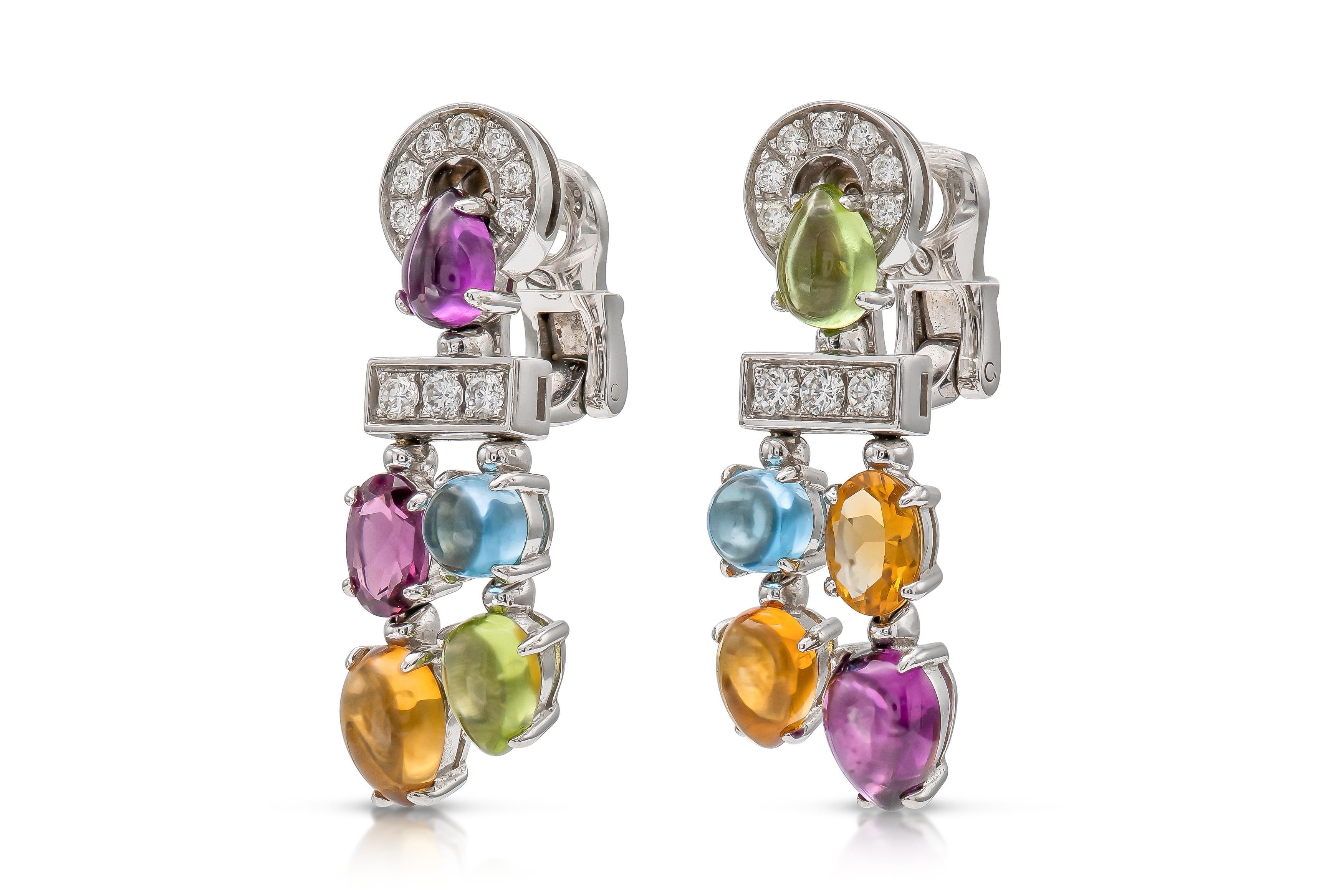 Finemente realizzato in oro bianco 18 carati con peridoti, topazio blu, citrini, ametiste e diamanti rotondi a taglio brillante.
Firmato da Bvlgari, dalla sua collezione Allegra
1 1/4 di pollice di lunghezza