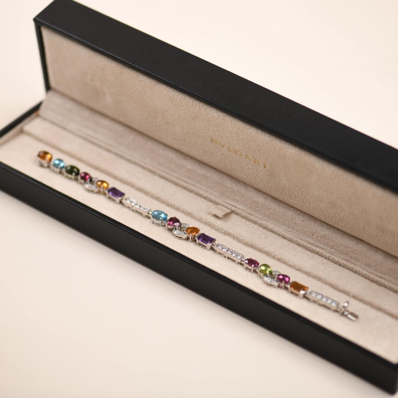 SKU	77701542
Livré avec	Boîte uniquement
Modèle	Allegra
Numéro de série	*23***
Métal	Or blanc 18k
Pierres	Grenat vert, Améthyste, Diamant, Citrine, Topaze, Péridot
Poids	Environ 20,46 g
Longueur	Environ 17,5