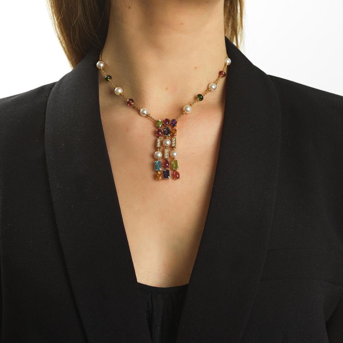 Collar BVLGARI Allegra de oro amarillo de 18 quilates, piedras de colores, perlas y diamantes.
Estado: muy bueno.
Tamaño del diseño: 5,5 x 1,7 cm.
Peso : 30,93 gr.
Longitud ajustable : 37 - 39 - 40,5 - 42 cm.
Firma y sello Bvlgari.
Se vende con su