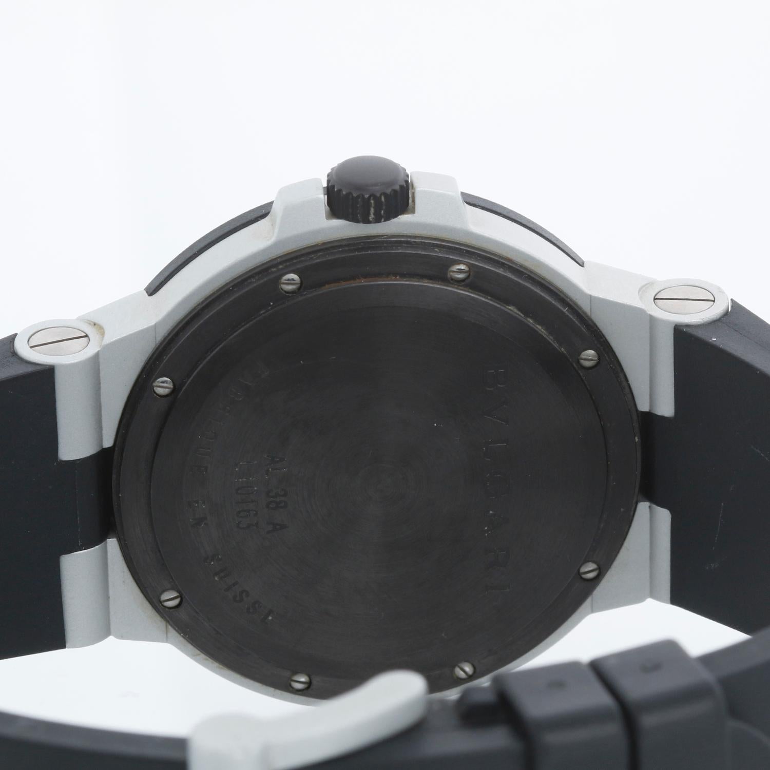 Bvlgari Quadrante Alluminio Argento  Orologio da uomo AL 38 A - Carica automatica con data a ore 3. Cassa in alluminio e titanio (38 mm) con lunetta in gomma nera con incisione Bvlgari. Quadrante argentato con indici neri. Bracciale in gomma nera
