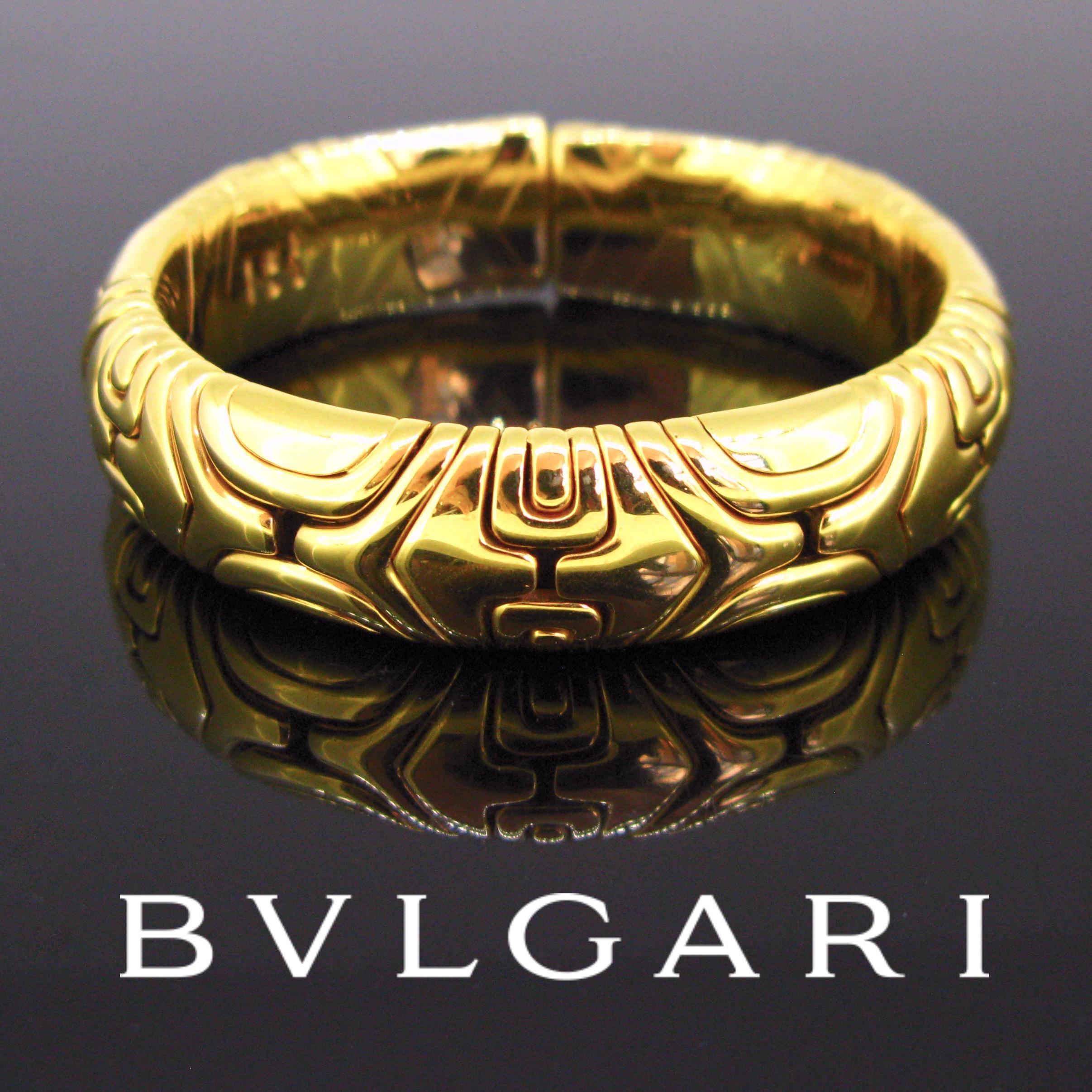 This beautiful bracelet is fully made in 18kt yellow gold. It comes from the Alveare Collection by BVLGARI. It is marked 750 inside the bangle with the signature and the date 1988. The bangle comes with its original pouch.