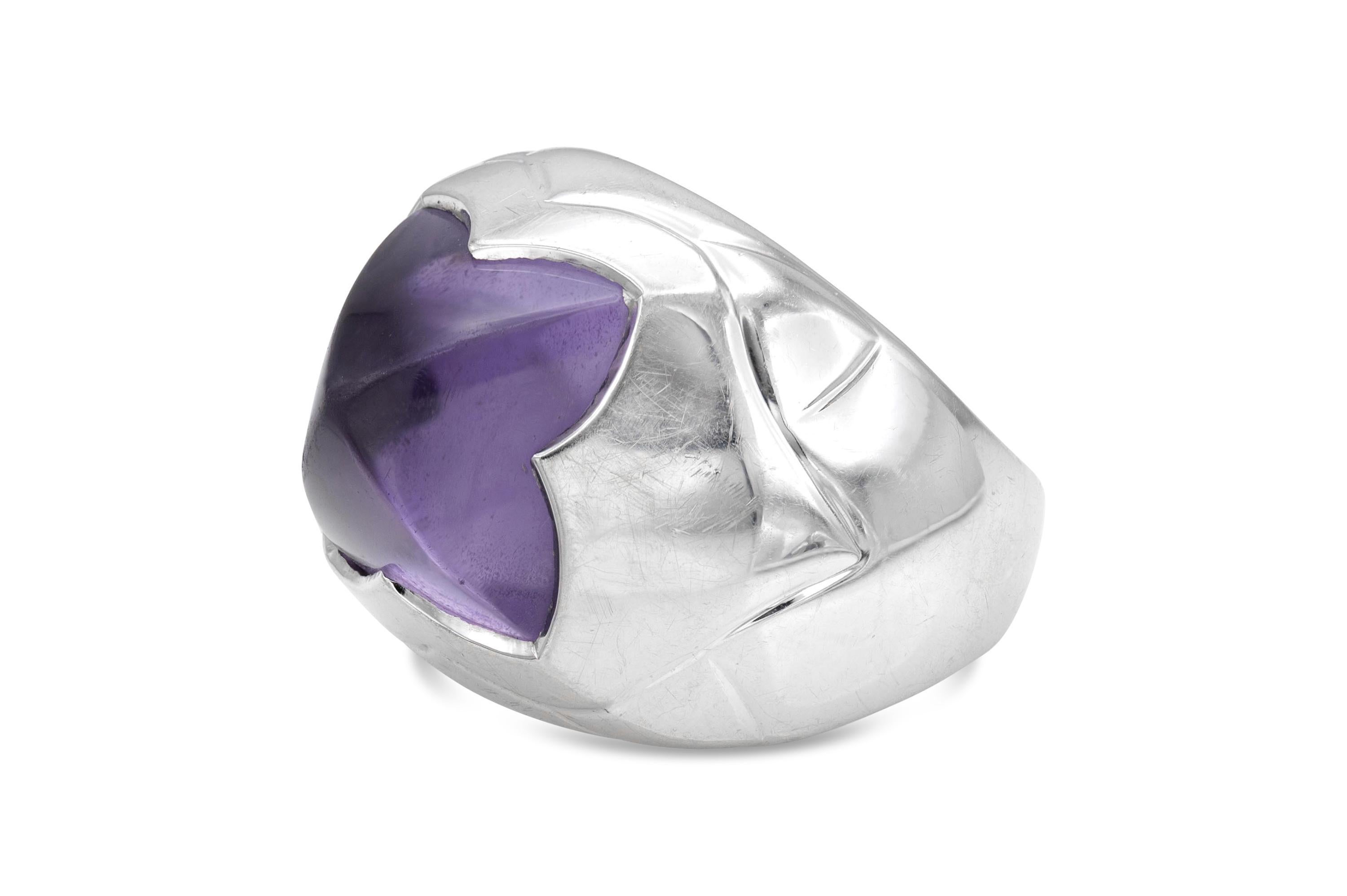 Finemente realizzato in oro bianco 18 carati con un'ametista cabochon Sugarloaf.
Firmato da Bvlgari
Misura 6 1/4, ridimensionabile