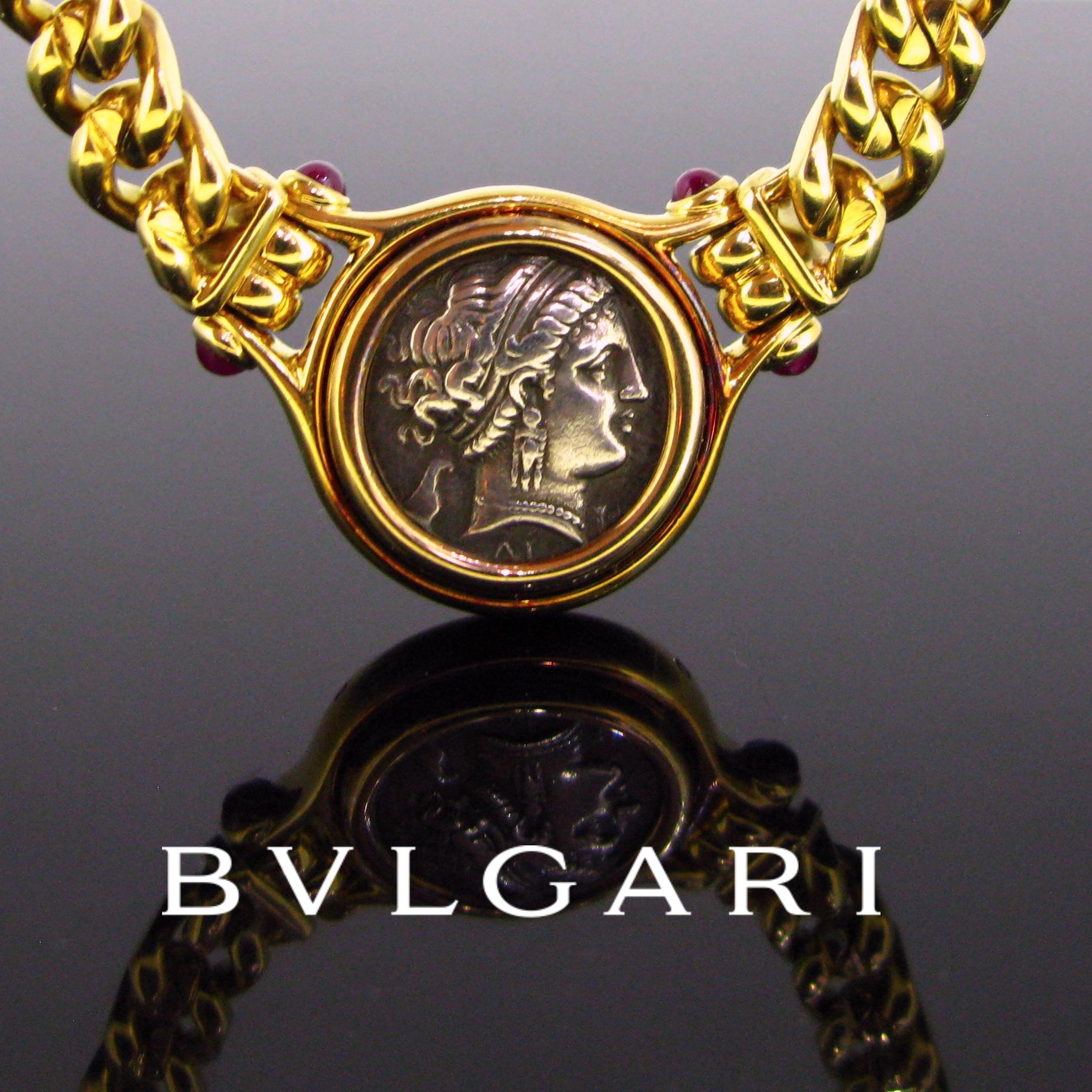 Ce collier est issu de la célèbre collection MONETE:: l'une des collections les plus emblématiques de Bulgari. Ce collier à maillons est serti d'une didrachme:: la monnaie utilisée en Grèce dans l'Antiquité. La pièce représente la tête de la nymphe