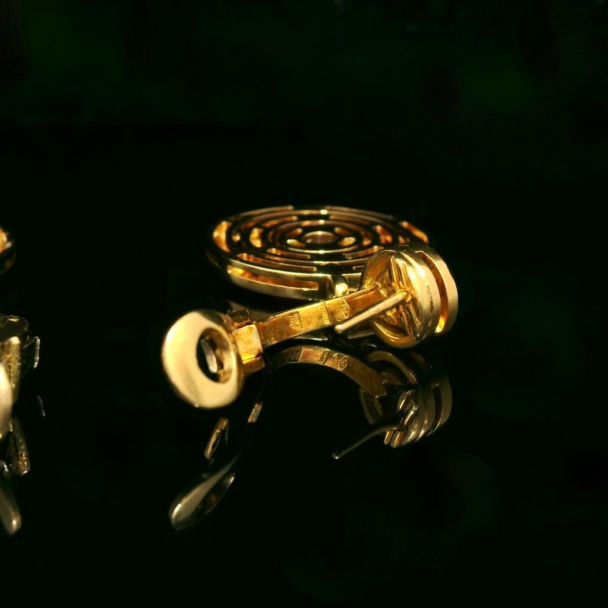Bulgari earrings made of yellow gold 18 Karat with 3 circles including the middle one that moves. Produced end of the 20th century. 

The earrings are in perfect condition. There are no damages. 

Weight of the earrings: 23,9 grams. 
Length: 3.5 cm