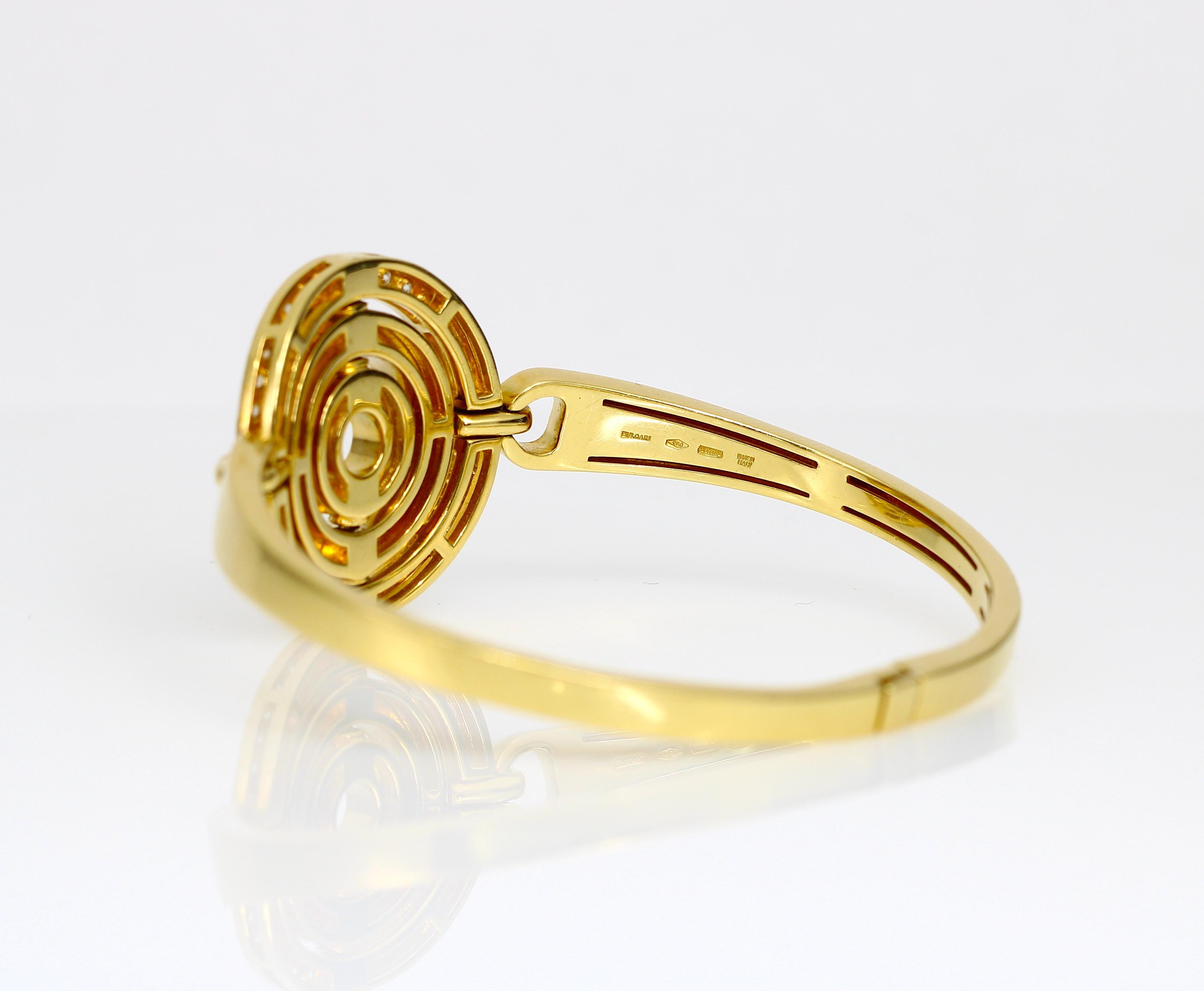 This rare and beautiful Bvlgari Astrale Cerchi bracelet is a luxurious masterpiece exuding iconic style. Crafted in sleek 18K yellow gold, its design centers around a stunning circular centerpiece adorned with the brand’s signature and sparkling
