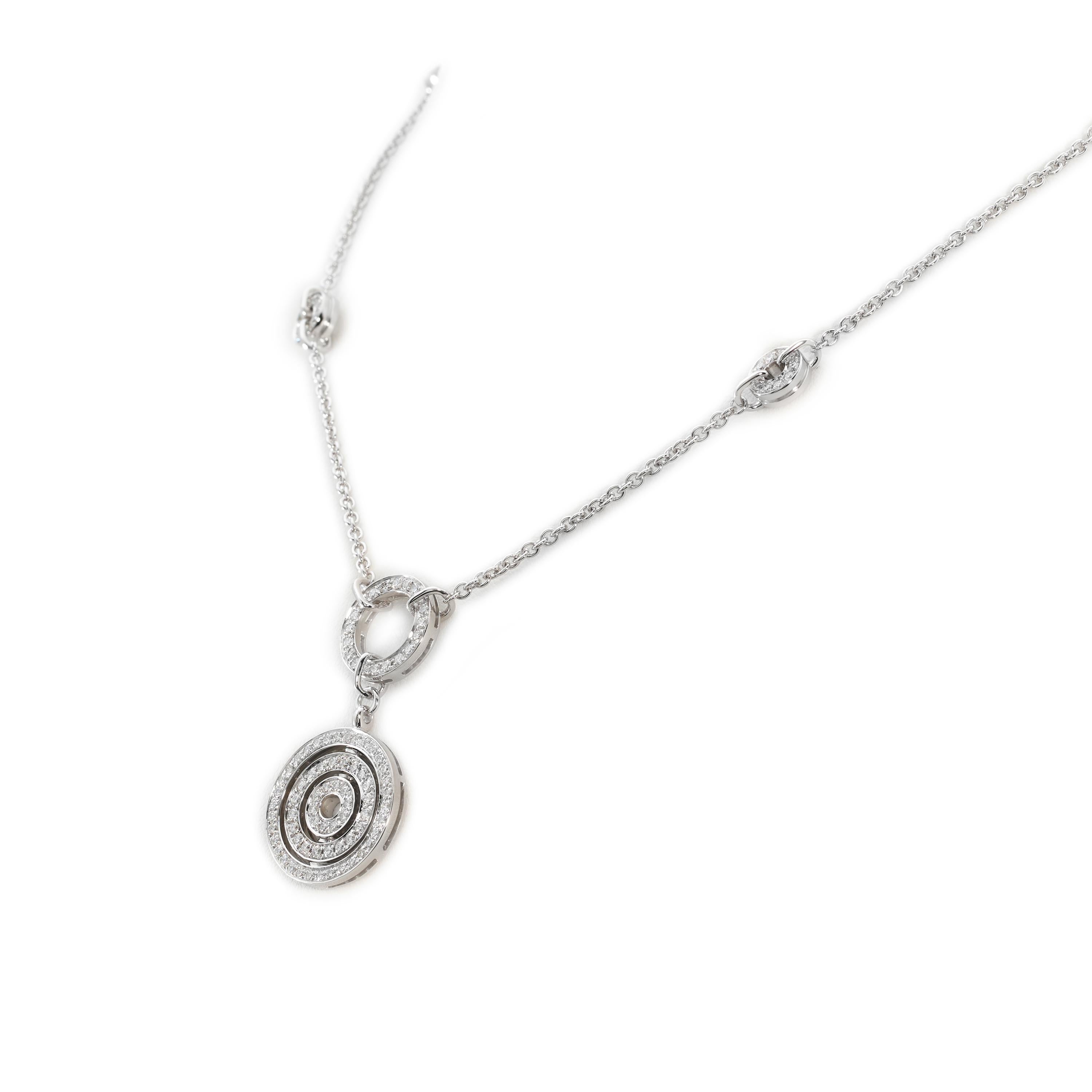 Authentisches Bvlgari Astrale Cerchi Collier mit Anhänger aus 18 Karat Weißgold, besetzt mit glitzernden Diamanten im Brillantschliff.  Der Anhänger befindet sich an einer verstellbaren 18-Zoll-Kette, die mit vier runden, diamantbesetzten Stationen