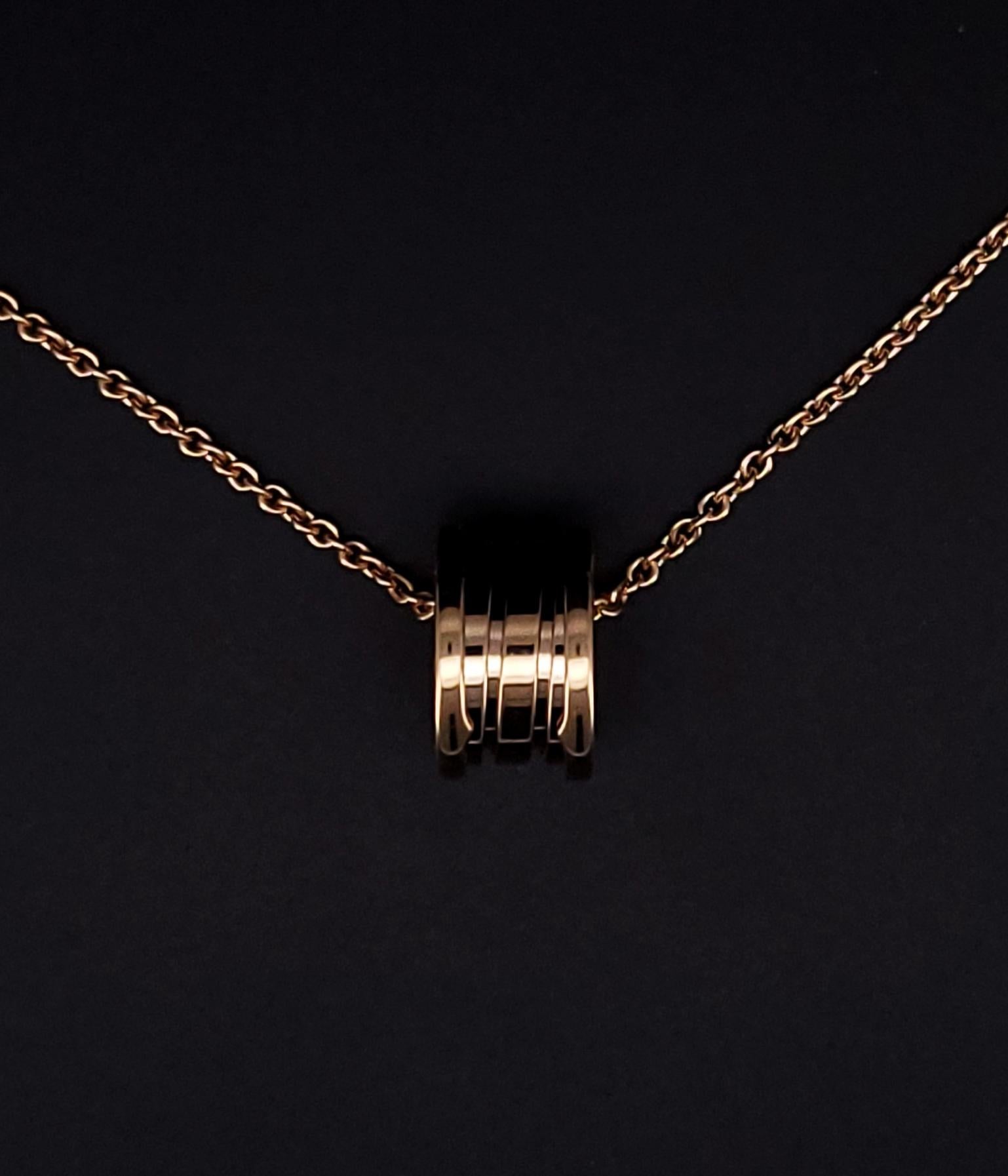 B.zero1 18kt yellow gold necklace with a small round 18kt yellow gold pendant

Condition: New with box, no papers
Material: 18k yellow gold
Weight: 13.8 grams
Pendant Diameter: 14.7mm
Pendant Width: 8.8mm
Pendant Thickness: 2.7mm
Chain Length: