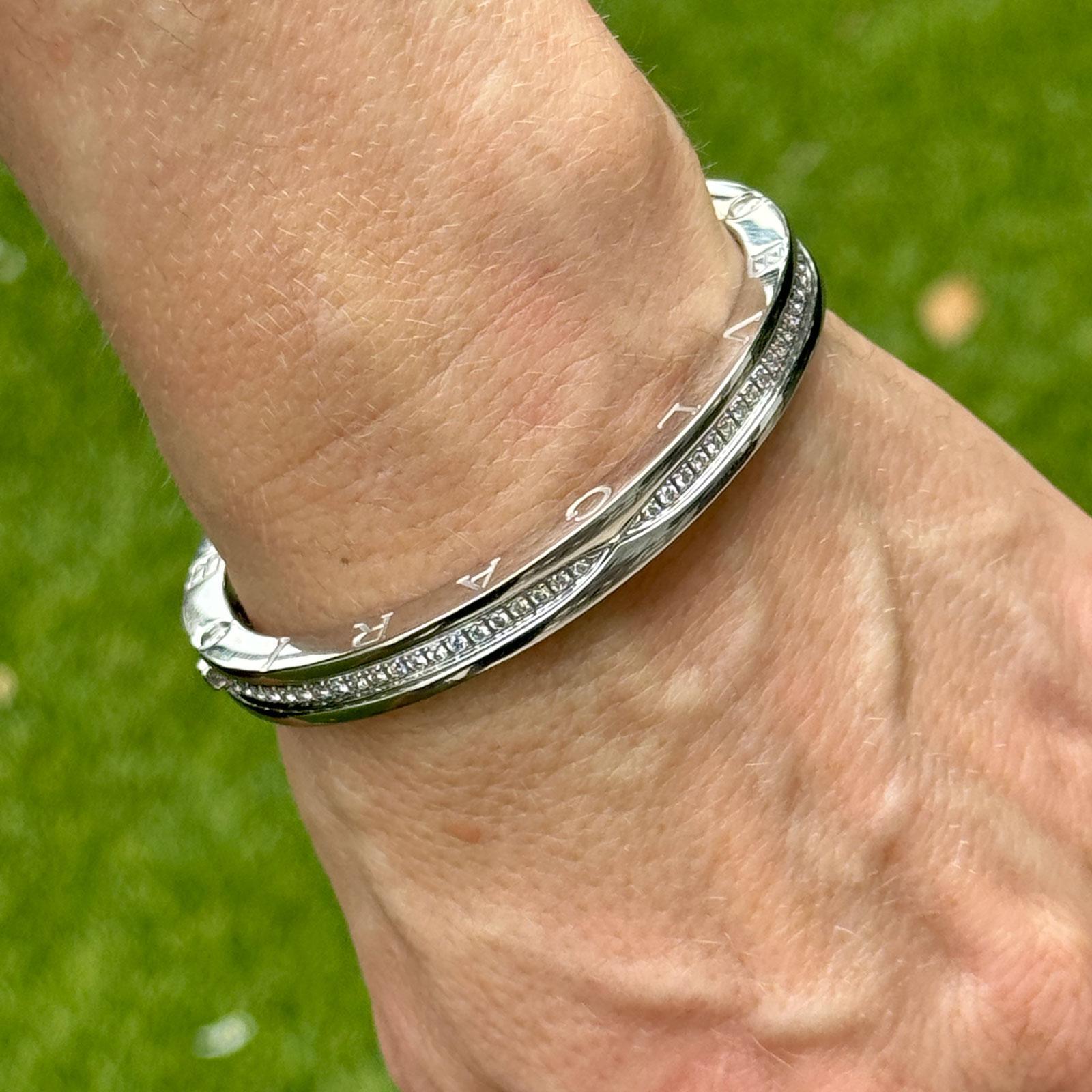 Ce luxueux bracelet à charnière Bvlgari B.Zero1 est réalisé en or blanc 18 carats et présente une éblouissante rangée de diamants encerclant l'ensemble du bracelet. Avec un poids total de diamants d'environ 1,44 carat, les diamants ronds de taille