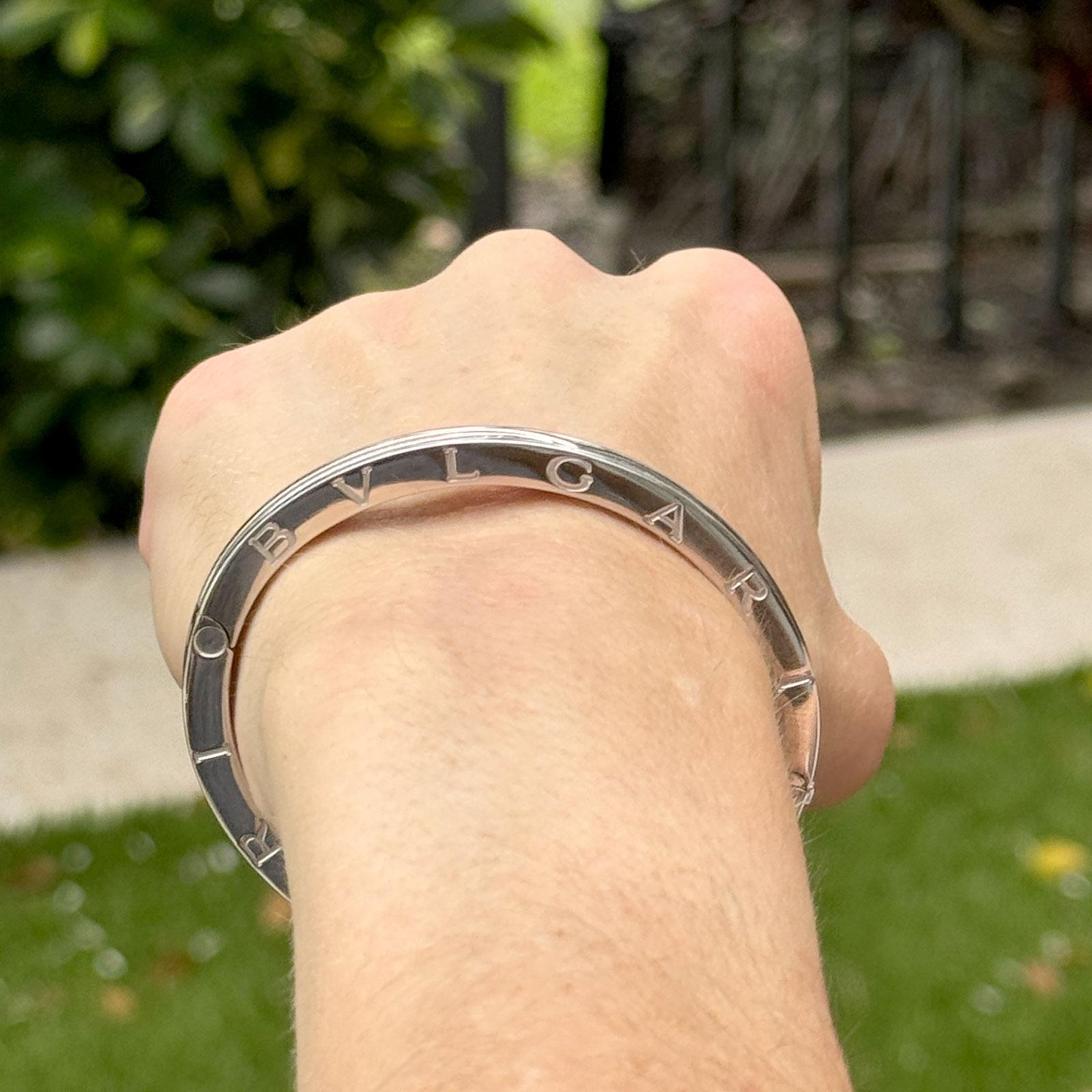 Taille brillant Bvlgari B Zero1 Bracelet jonc moderne à charnières en or blanc 18 carats et diamants en vente