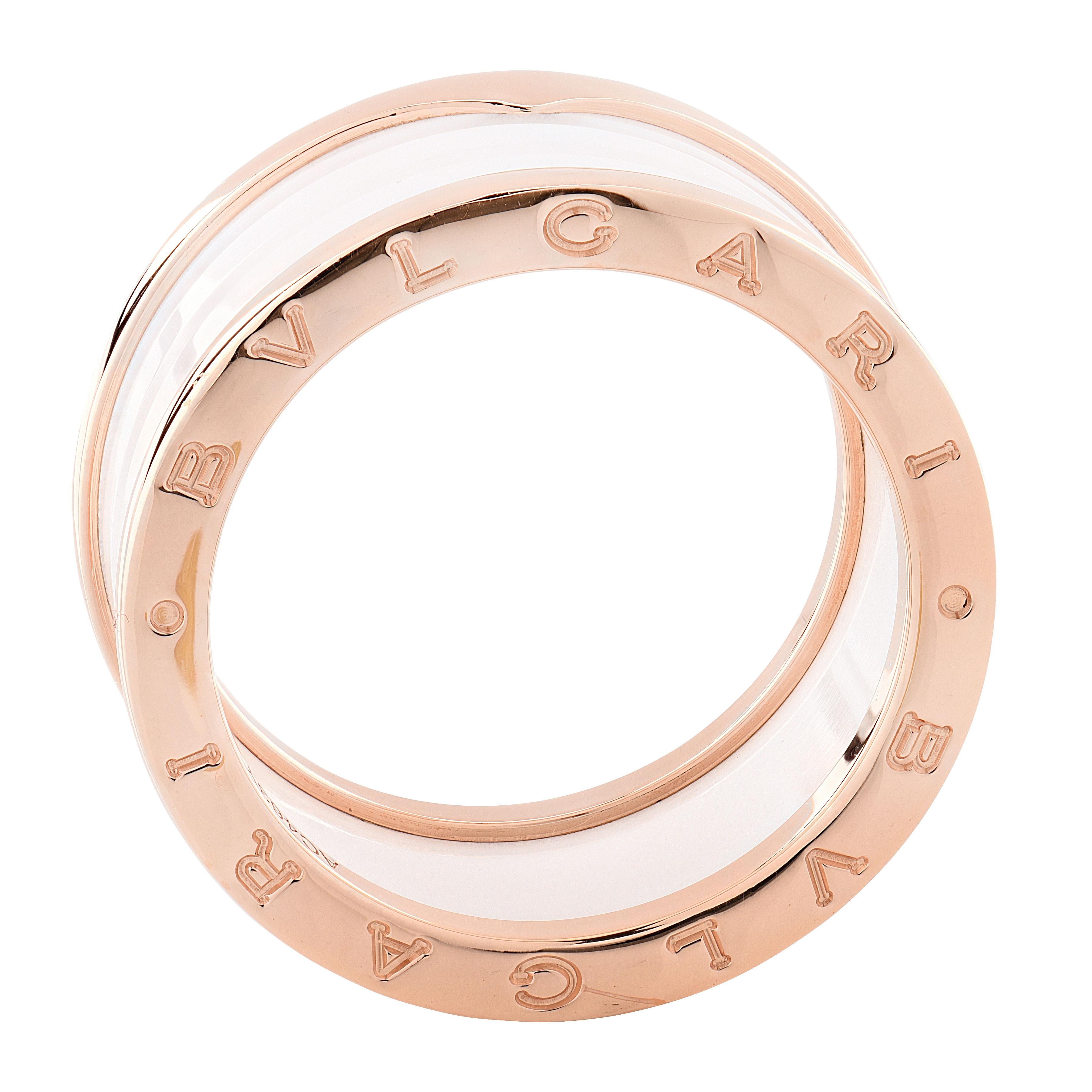 Questa straordinaria fascia dell'iconica Collection's B.zero1 si ispira all'anfiteatro più famoso del mondo, il Colosseo. Espressione audace dello spirito innovativo di Bvlgari, l'anello B.zero1 ridefinisce il design tradizionale dei gioielli con la