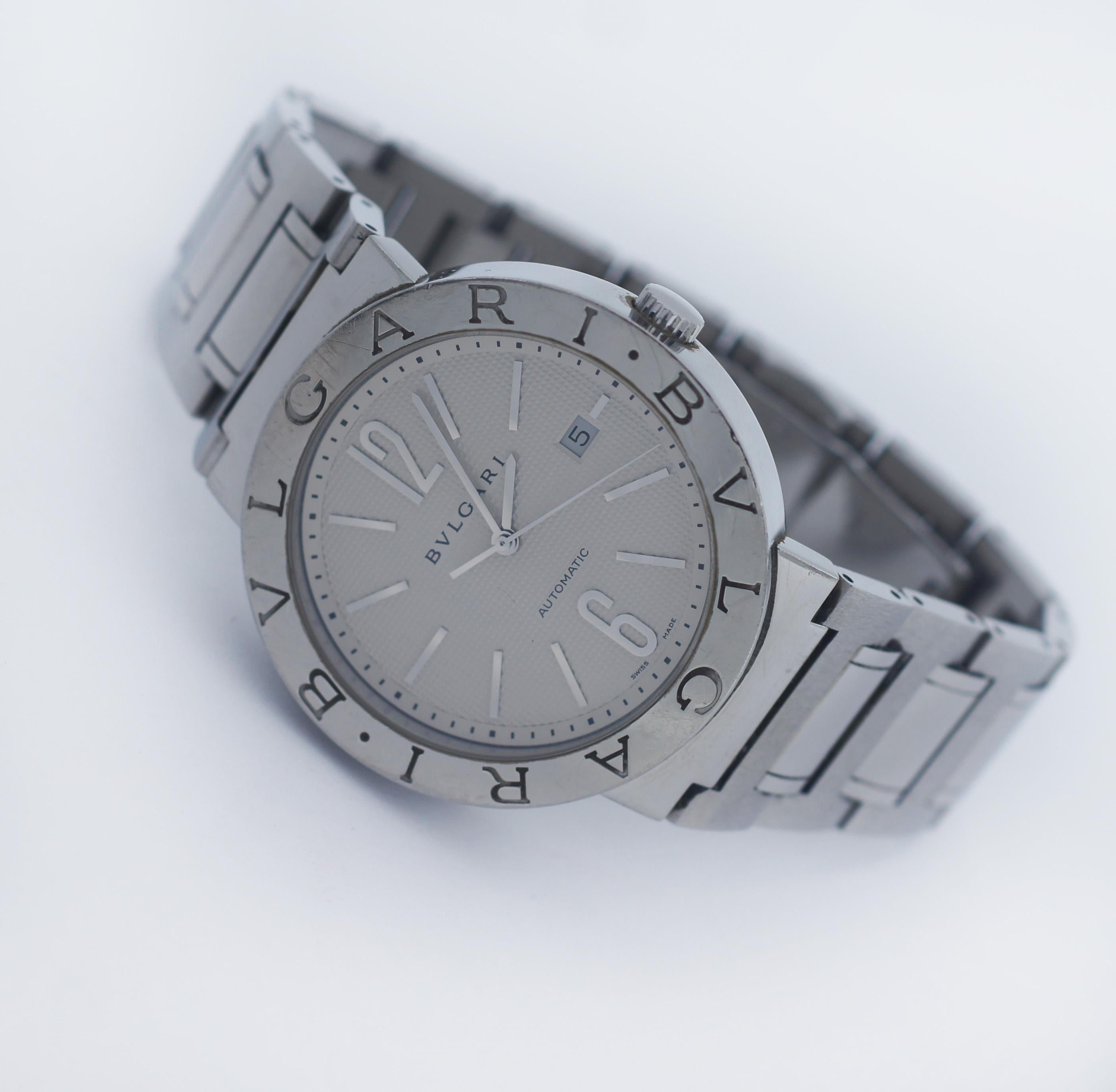 BVLGARI

Referenz: BB42SS, BB 42 SS

Uhrwerk: Automatisch,

Schweizer Fabrikat

MATERIAL des Gehäuses: Rostfreier Stahl

Durchmesser: 42 mm

Zifferblatt: Silber guillochiert

Merkmale: Datumsfenster

Lünette: BVLGARI eingraviert

Kristall: Gewölbter