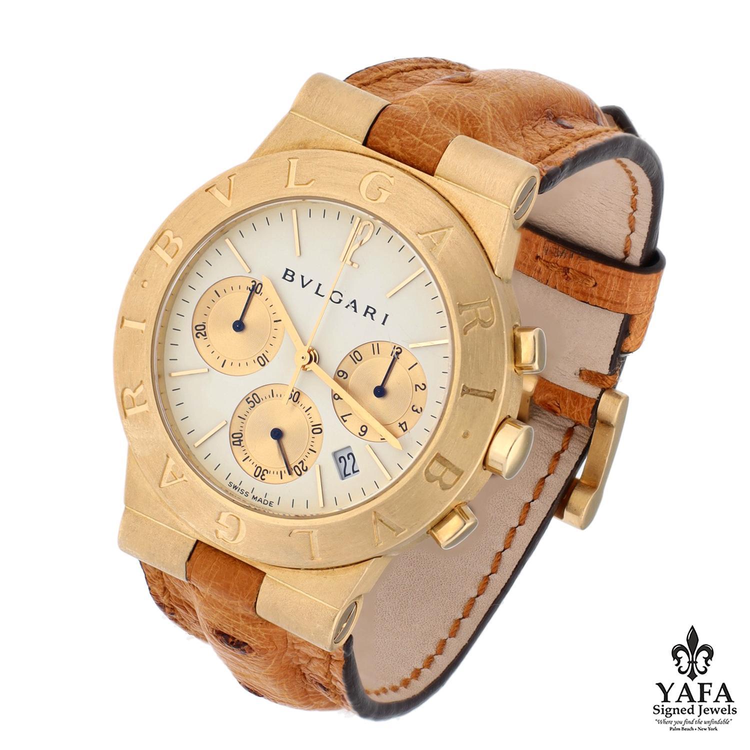 Informations de base
- Marque : BVLGARI
- Modèle : BVLGARI-BVLGARI
- Référence : CH 35 G
- Mouvement : Automatique
Complications  - Chronographe, Date
- Taille du boîtier : 35MM
- Cadran : blanc, sous-cadrans en or 
- Matériau du boîtier : Or jaune