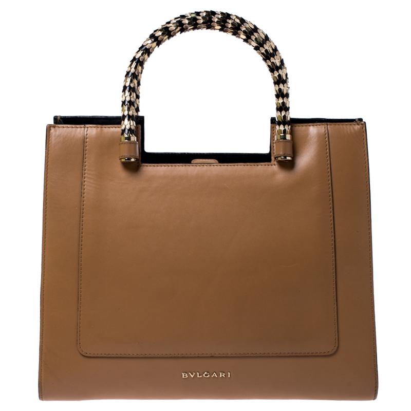 Die Serpenti-Kollektion von Bvlgari bietet atemberaubende Kreationen und diese Tasche ist ein schönes Beispiel dafür. Die aus beigefarbenem Leder gefertigte Serpenti Scaglie Tote ist mit einziehbaren Schlangengriffen und schwarzen Ledereinsätzen an